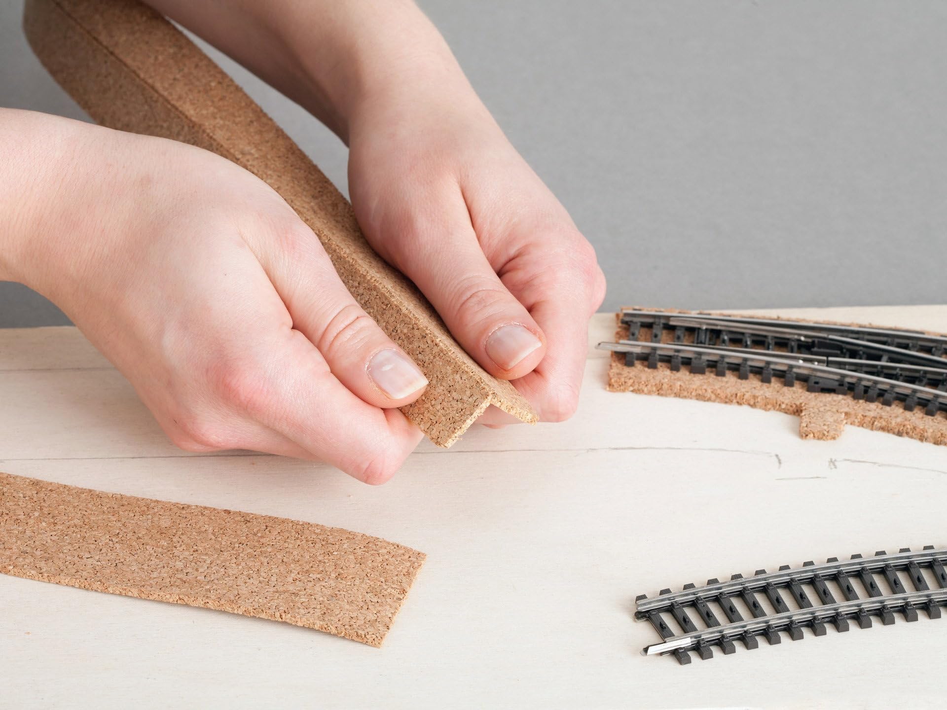NOCH® Kork-Gleisbettung, 3 mm hoch, Geräuschdämmend für Spurweite H0, ideal für Modellbahn Gleisbau