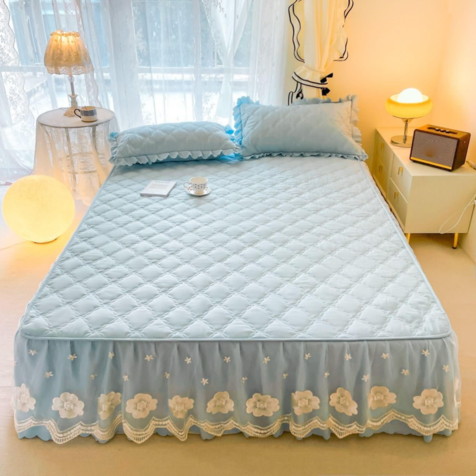 Prześcieradło z gumką na łóżko Queen z poliestru i bawełny z gumką, jednolity kolor z haftowanym wzorem koronki, 140 x 188 cm, błękitne