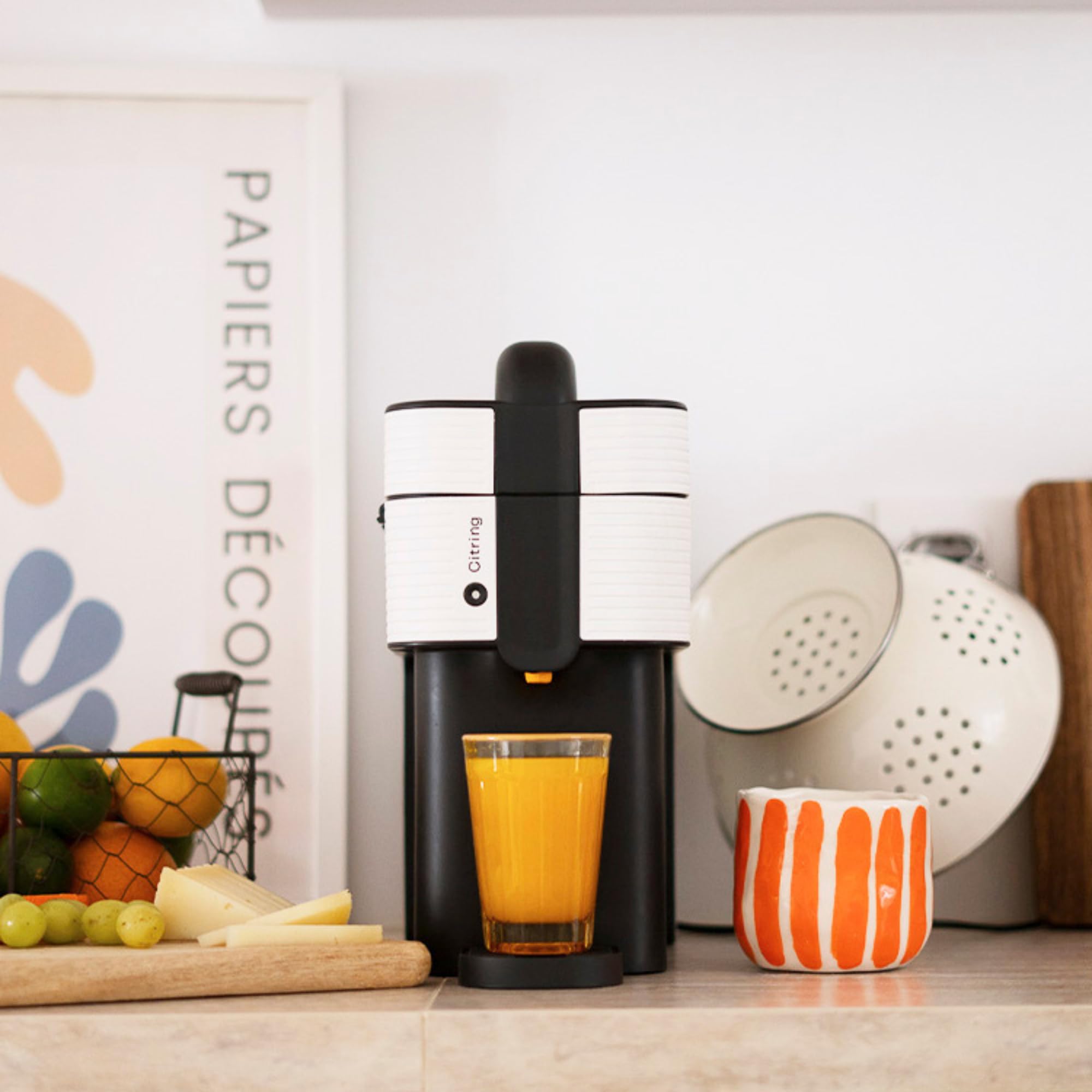 One exprimidor de naranjas electrico automatico | Tu zumo listo en menos de un minuto con solo pulsar un botón - orange juicer machine hecha en España | Más Rápida. Más Limpia. Mejor (BLANCO)