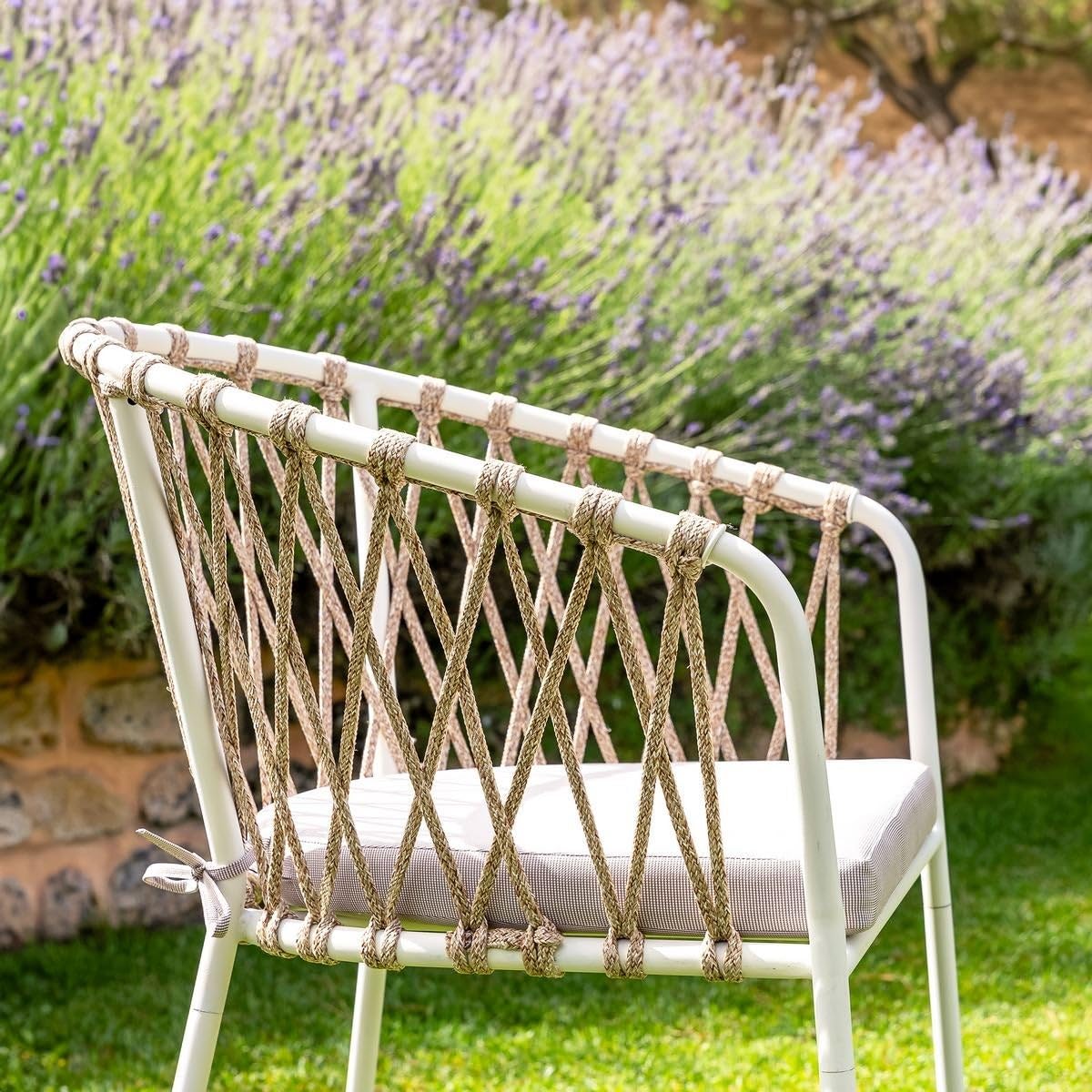 LOLAhome Set 2 Sillas de Jardín Myra de Acero y Cuerda Trenzada Color Blanco, 52x51x80 cm, Cojín Incluido, Ergonómica, Diseño Elegante y Resistentes, Patas Desmontables Uso Exterior