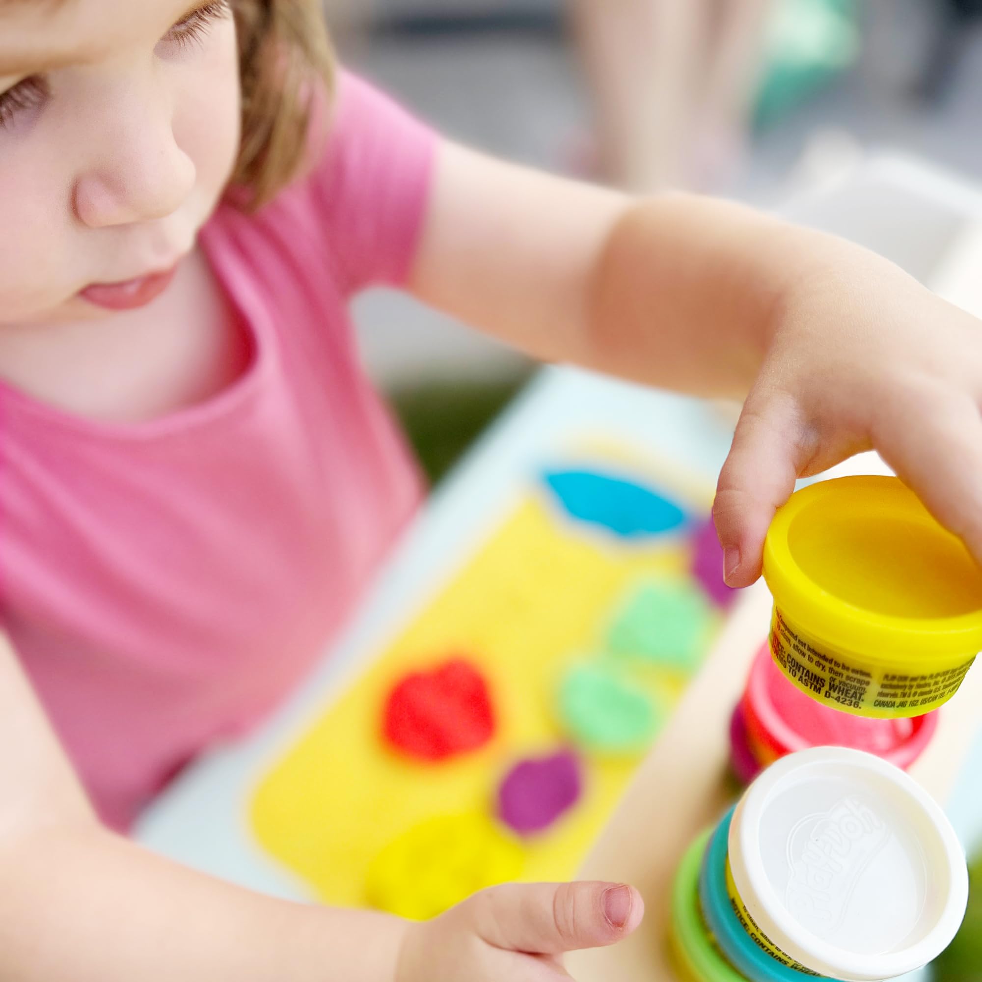 roba x Play-Doh Escritorio Escolar - Herramientas de Madera certificada por el FSC, Alfombra Creativa, 6 latas de plastilina, Delantal y Silla - Escritorio para Pintar, Manualidades y Jugar