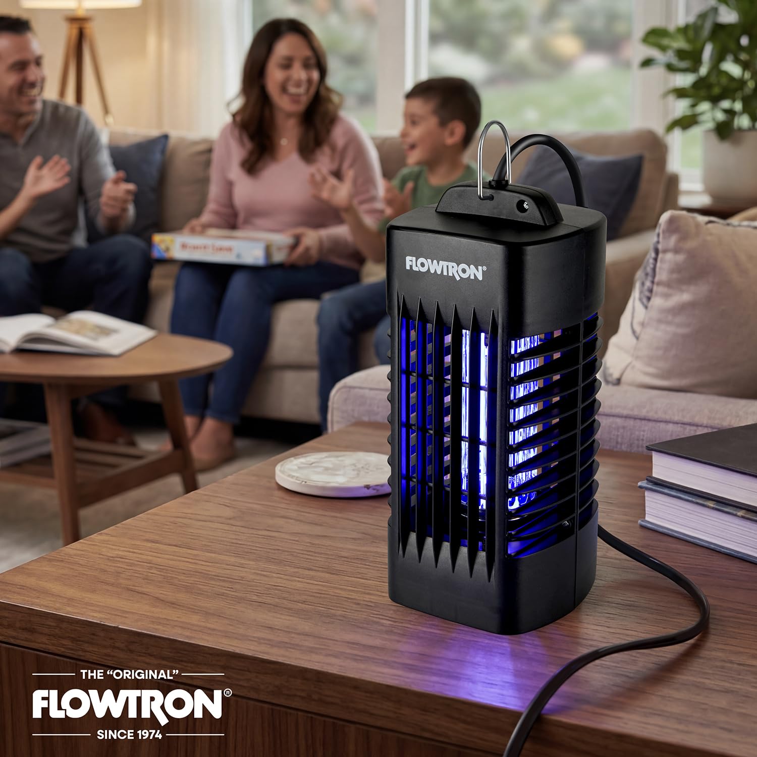 Flowtron Insektenvernichter für den Innenbereich, UV, 1000 V, 160 m², Schwarz | Passend für Küchen, Schlafzimmer und Büros, die einen stabilen Schutz benötigen – einfach in jede Steckdose stecken
