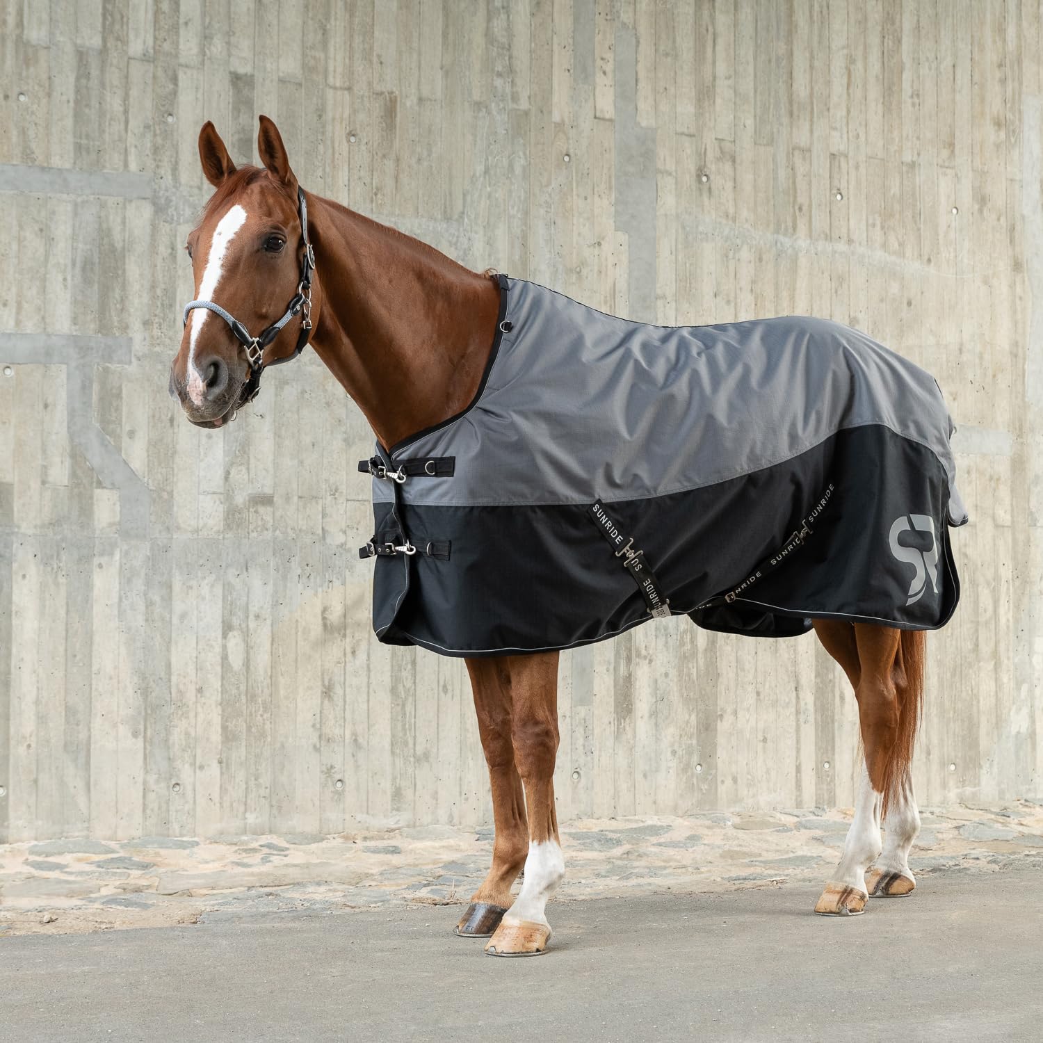 SUNRIDE Manta de Invierno para Caballos de 250g (Helsinki) - Reflectante, 1200D Ripstop - Parte para el Cuello Opcional - se Puede Combinar con Mantas Interiores (140 cm, Negro/Gris)