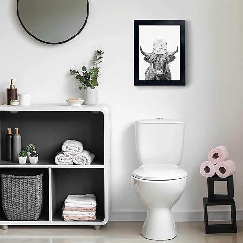 Vista 4 de YongArt Decoración de baño enmarcada en negro, divertido arte de pared de vaca de las tierras altas en bañera, 8 x 10 pulgadas Arte de pared de vaca