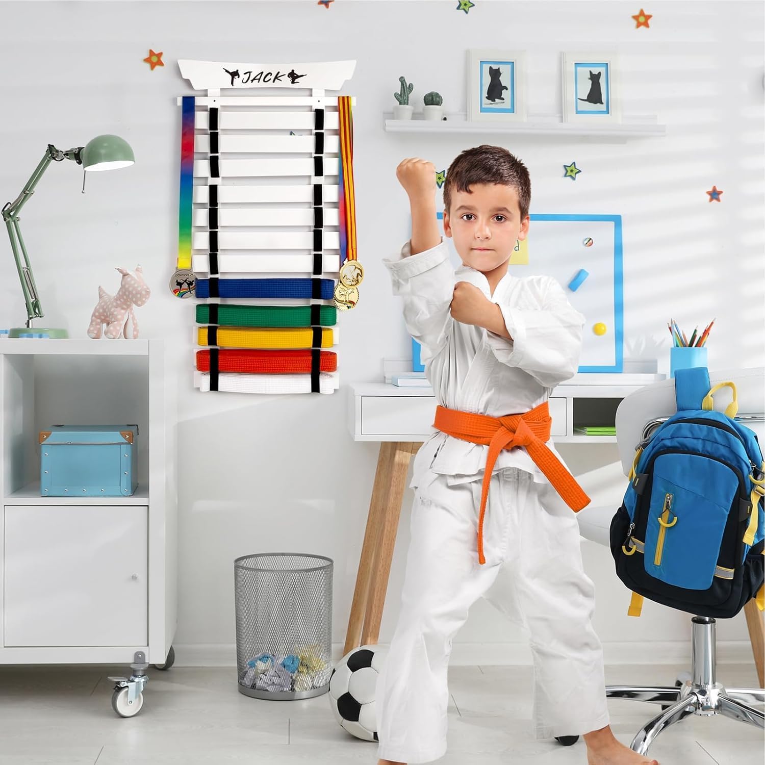 Support de présentation pour 12 ceintures de karaté avec autocollants, support de ceinture d'arts martiaux, ceinture de taekwondo, Jiu Jitsu, BJJ, support à suspendre pour enfants et adultes