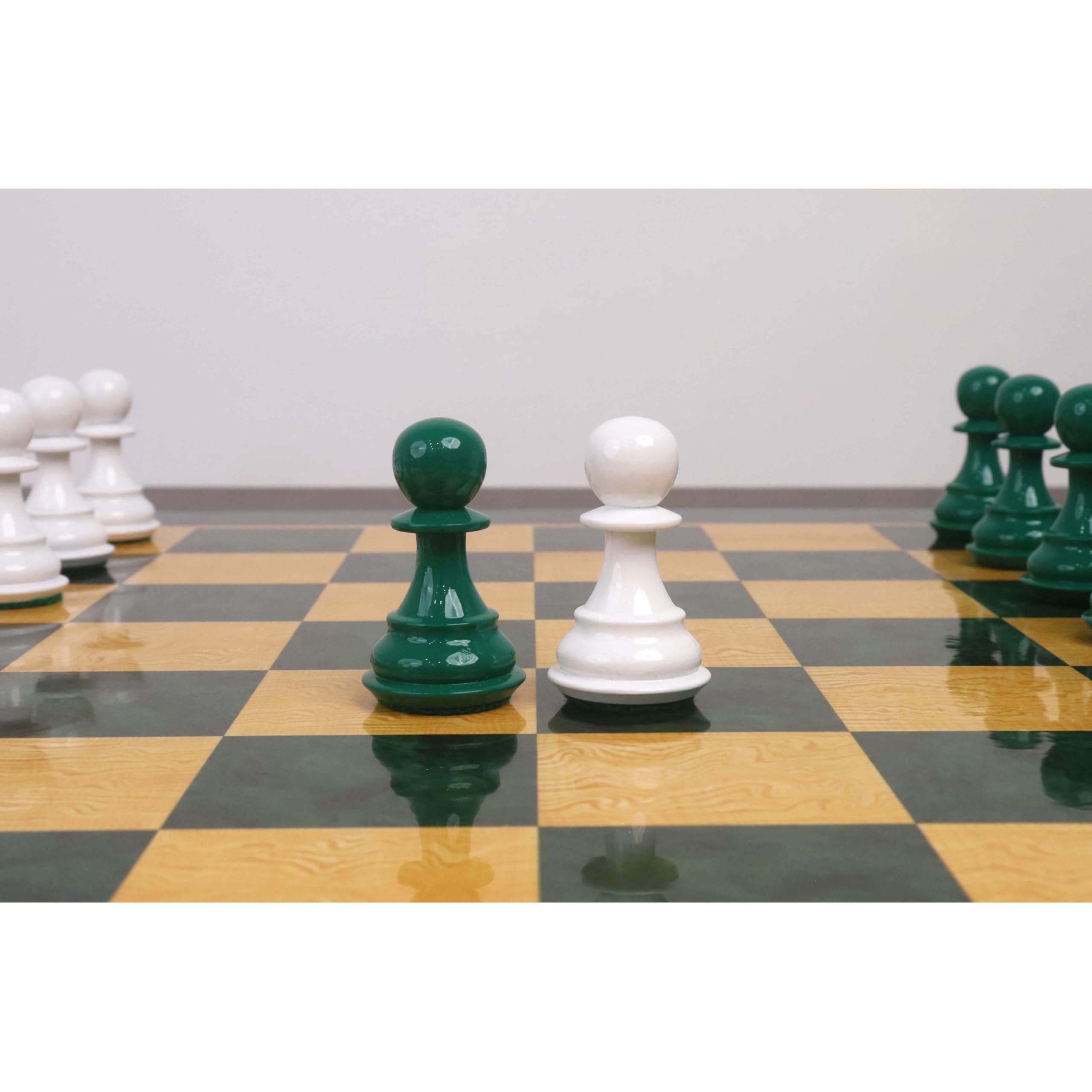 Royal Chess Mall - Set di scacchi in legno verniciato verde e bianco con pesi Pro Staunton da 4,1 pollici - Solo pezzi degli scacchi