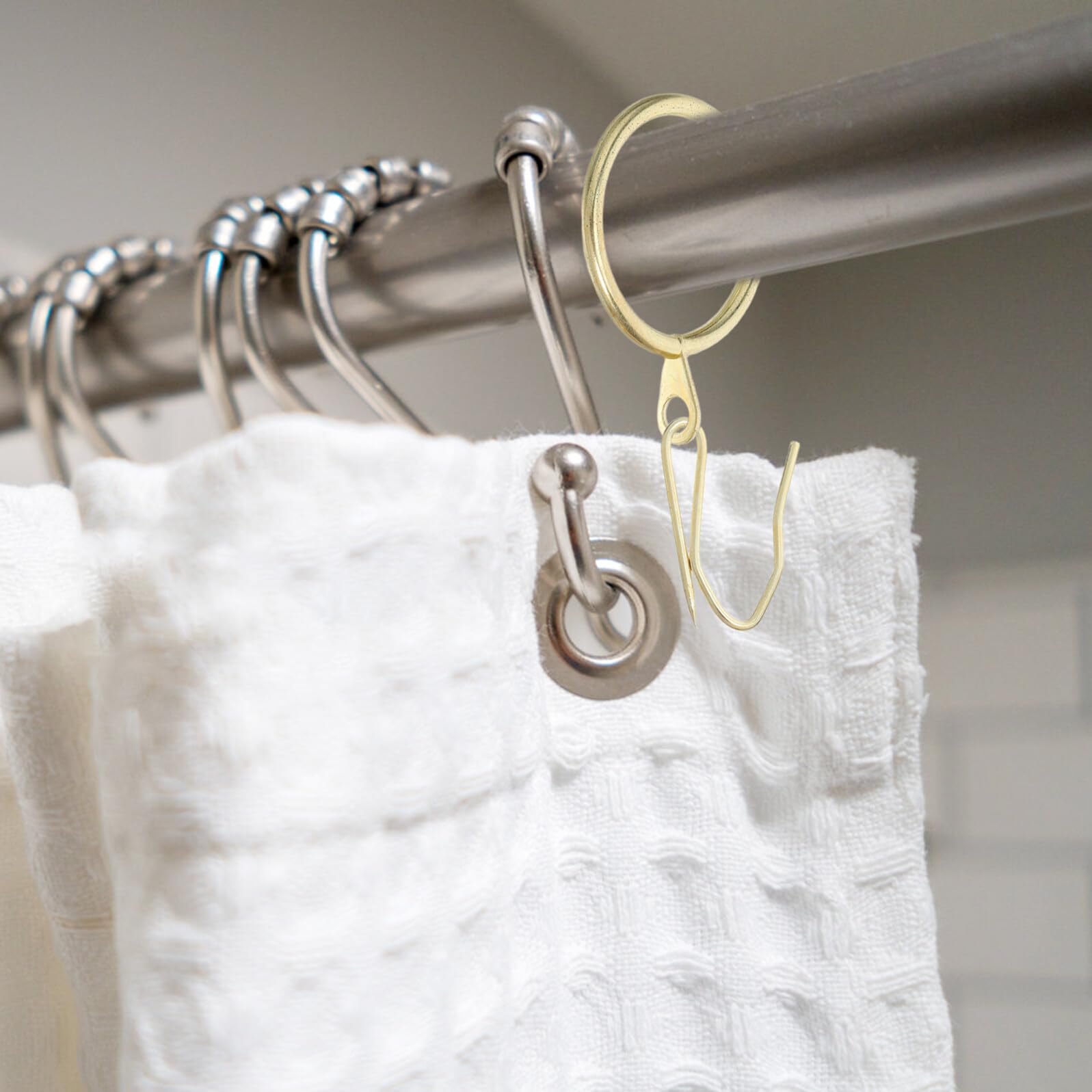 ULTECHNOVO Anillos Metálicos para Cortinas de Ducha y Baño, 100 Piezas, Diámetro Interior 30 Mm, Ganchos Dorados 20x25 Mm, Accesorios Resistentes para Colgar Cortinas en Baño y Ventana