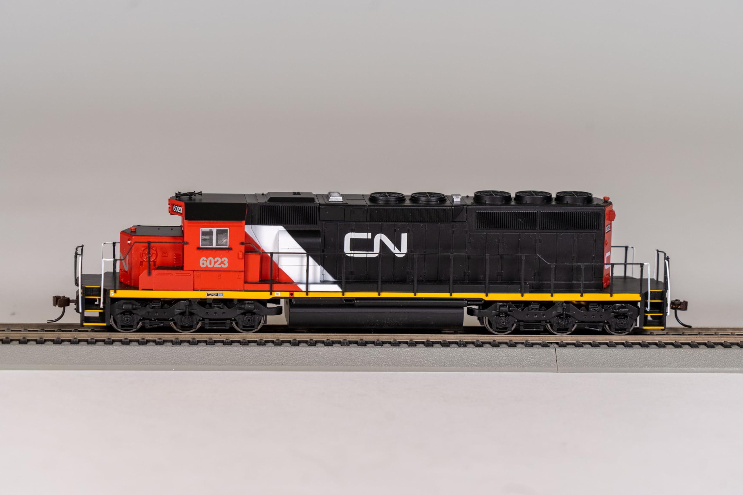 Amazon.com: Bachmann Industries EMD SD40 2 DCC Canadian National