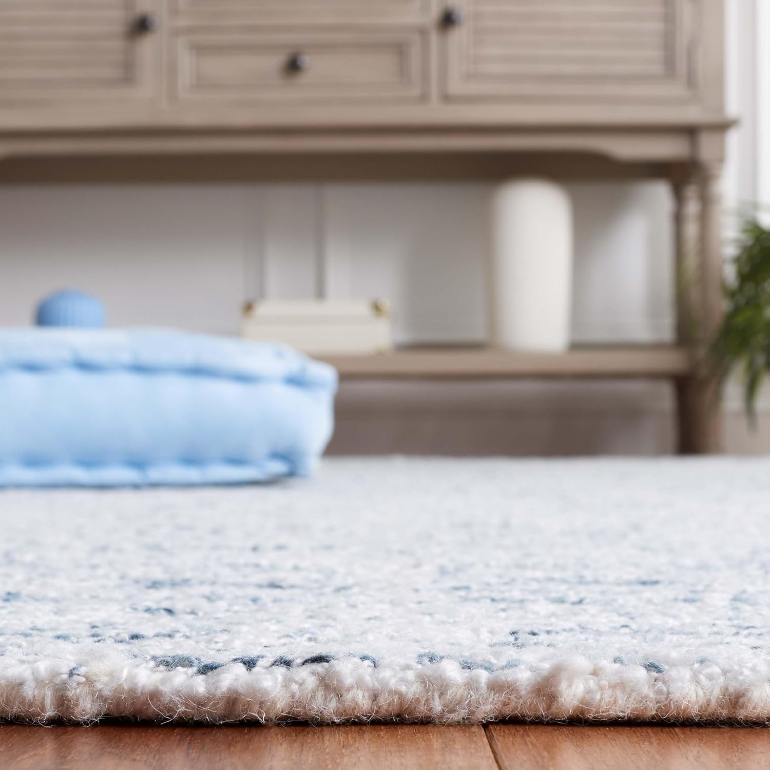 SAFAVIEH Ebony Collection Area Rug - 6' Round, Light Blue & Ivory, Handmade Wool, Ideal for The Living Room, Bedroom, Dining Room (EBN209M-6R)