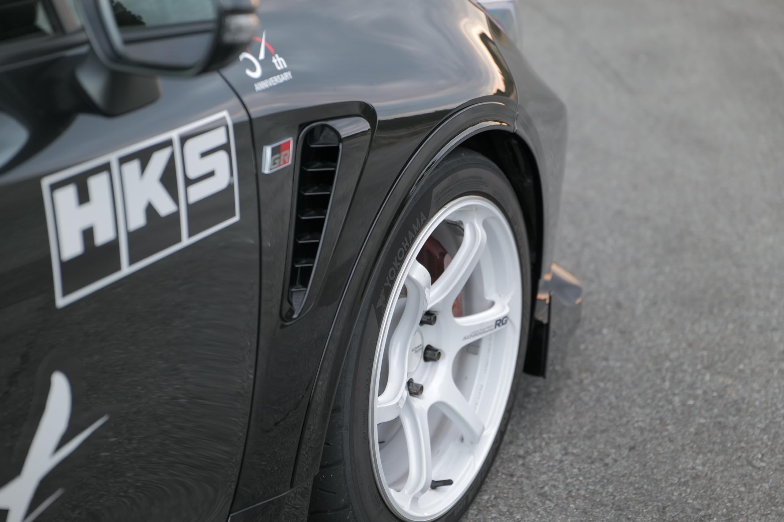 GRカローラ用　HKSフェンダーモール　プレシャスメタル塗装済み Amazon | HKS 自動車用フェンダーモール GZEA14H GRカローラ G16E-GTS