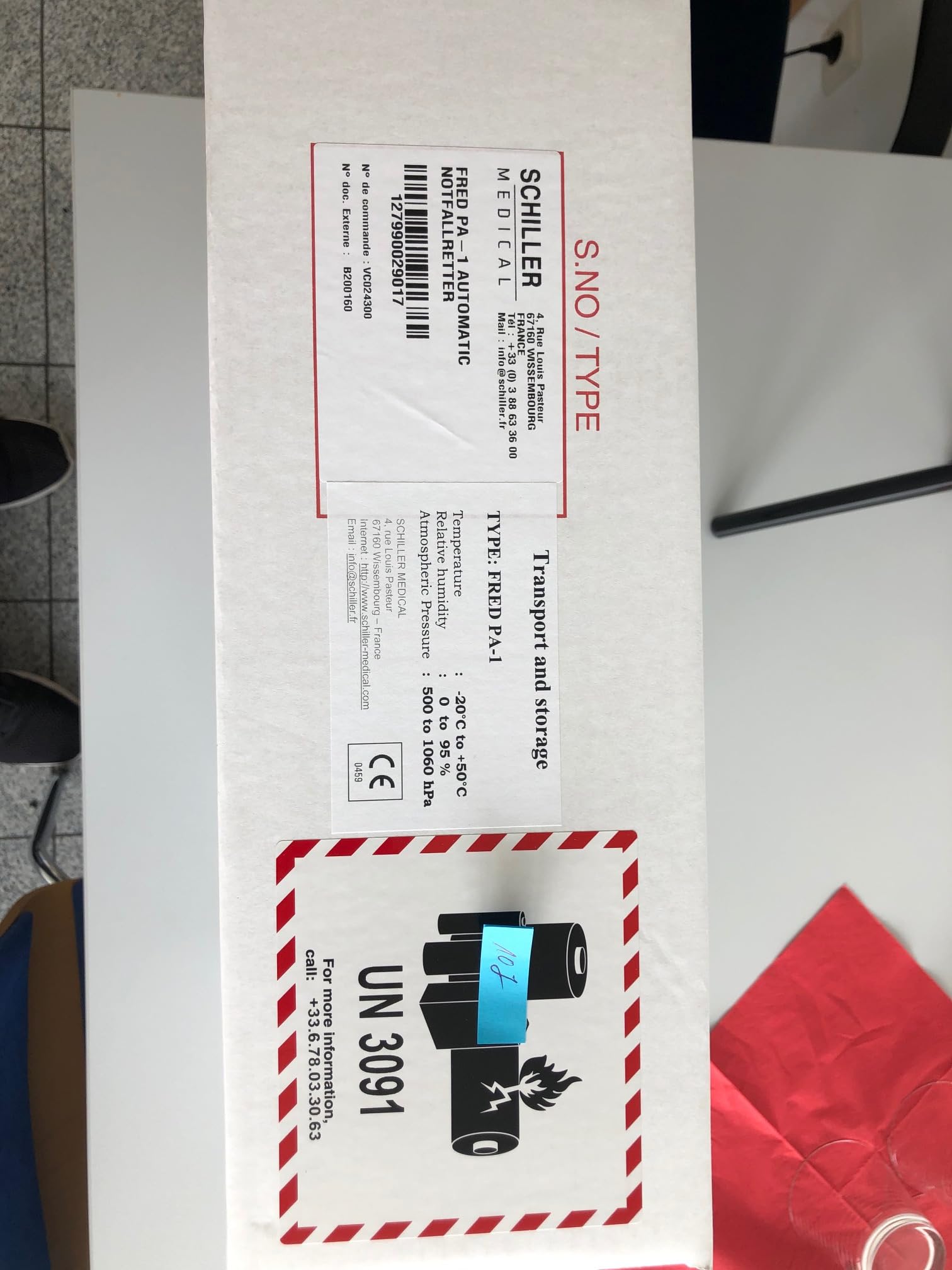 Notfallretter® Defibrillator AED Basic, 10 Jahre Garantie Schiller Deutschland, mit vollauto. Schockauslösung, HLW-Unterstützung, Design-Acrylglaswandkasten + AED Standortwinkel, Vollausstattung, MDR