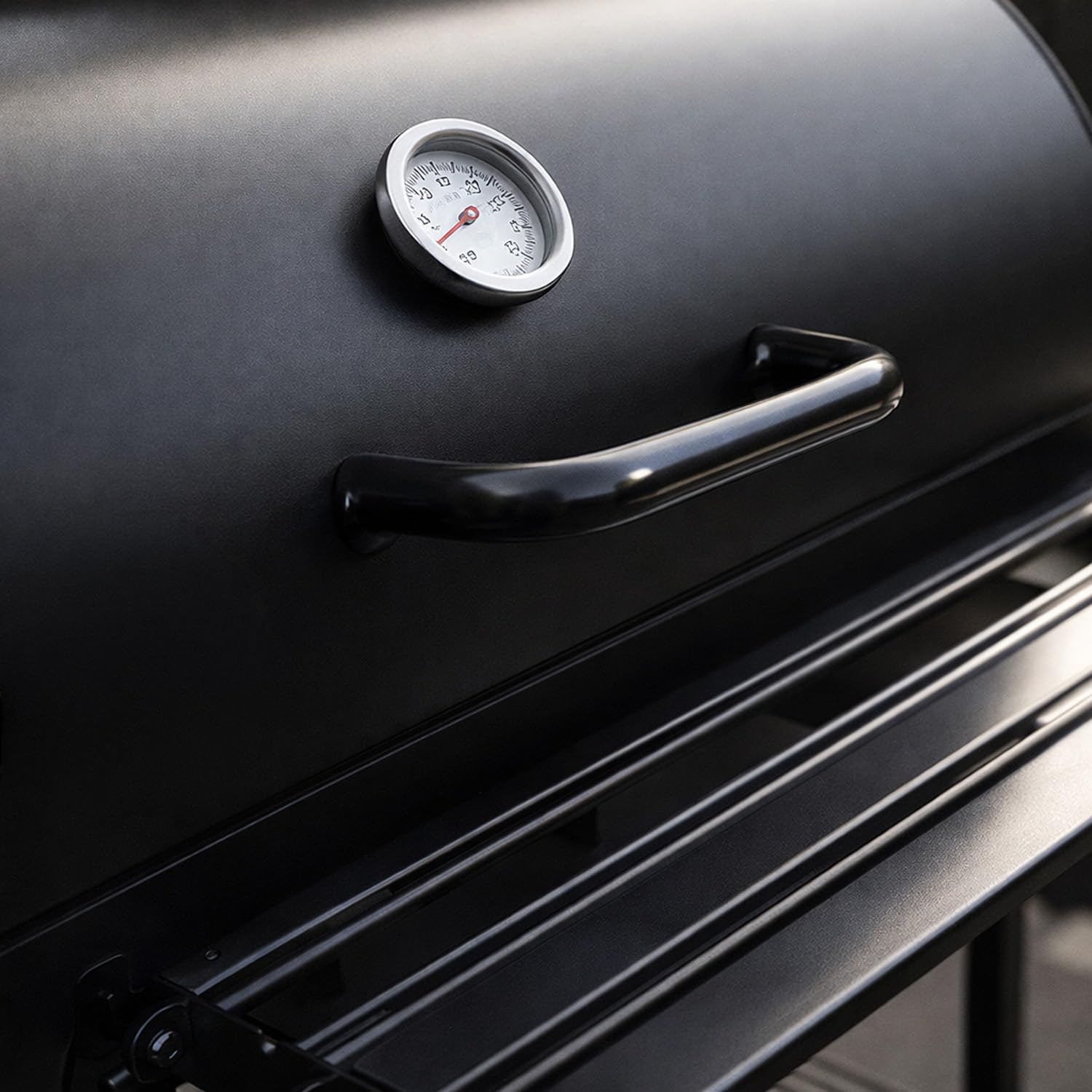 Barbecue A Carbone Con Coperchio Termometro Integrato Grill BBQ In Acciaio Con Ruote Ripiani E Ventilazione Regolabile Pinza E Guanti Ideale Per Giardino Terrazzo E Balcone 112 x 63.5 x 97 Cm Nero
