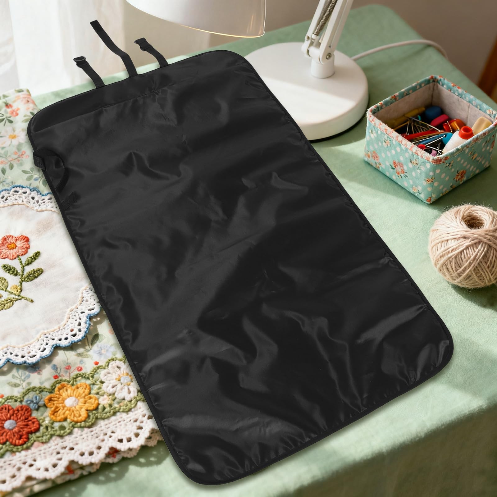 Tappetino da Stiro Portatile Nero in Poliestere per Armadi | Montaggio Semplice con Ganci, Uso Domestico e Viaggio, Cura Tessuti Versatile e Salvaspazio