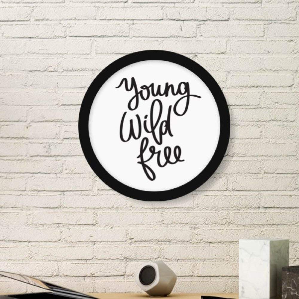 Cadre photo rond noir et stickers sauvages pour rénover un mur terne