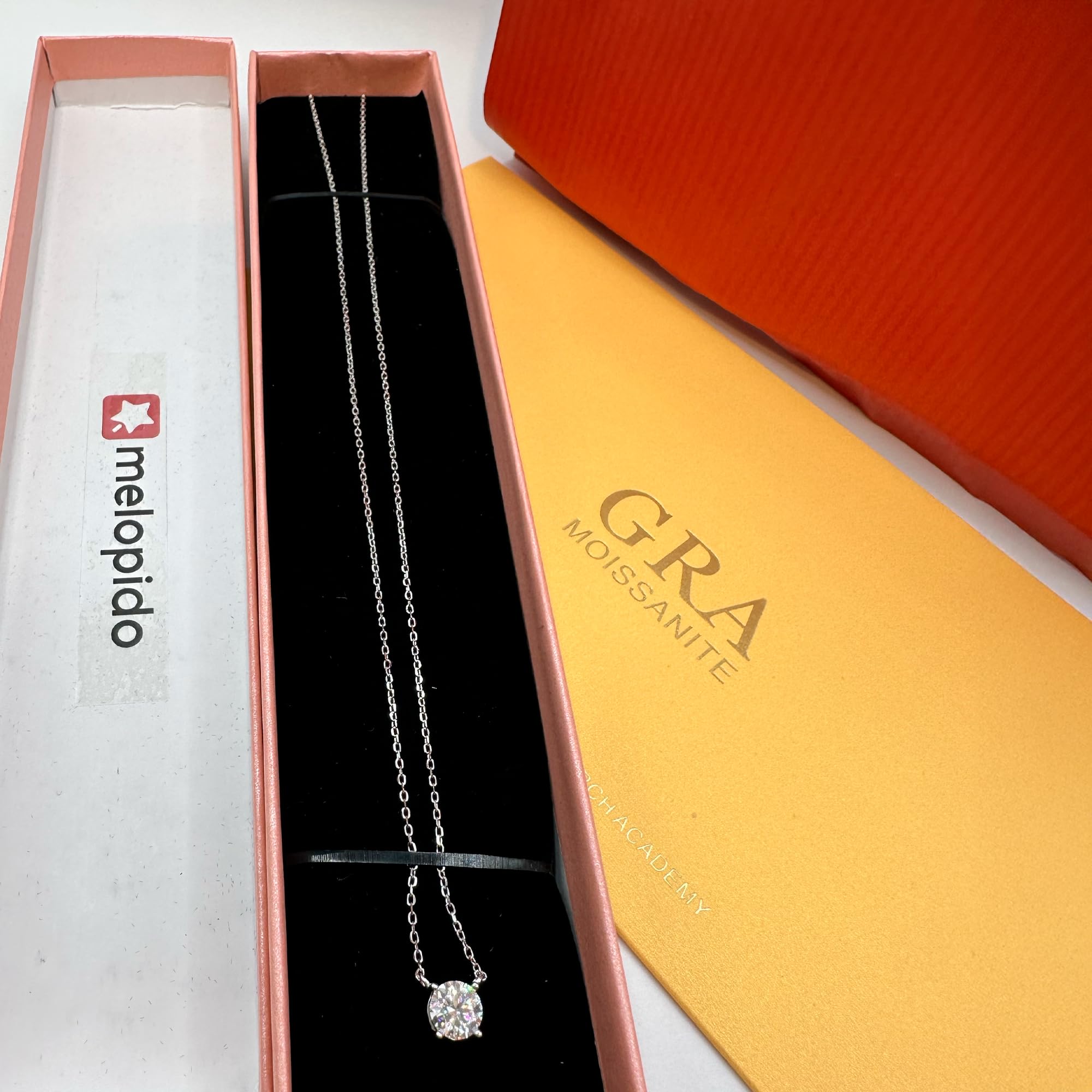 Joyería con brillante, minimalista y elegante con Moissanita certificada GRA. Plata de ley bañada en oro y rodio Calidad certificada Sostenible