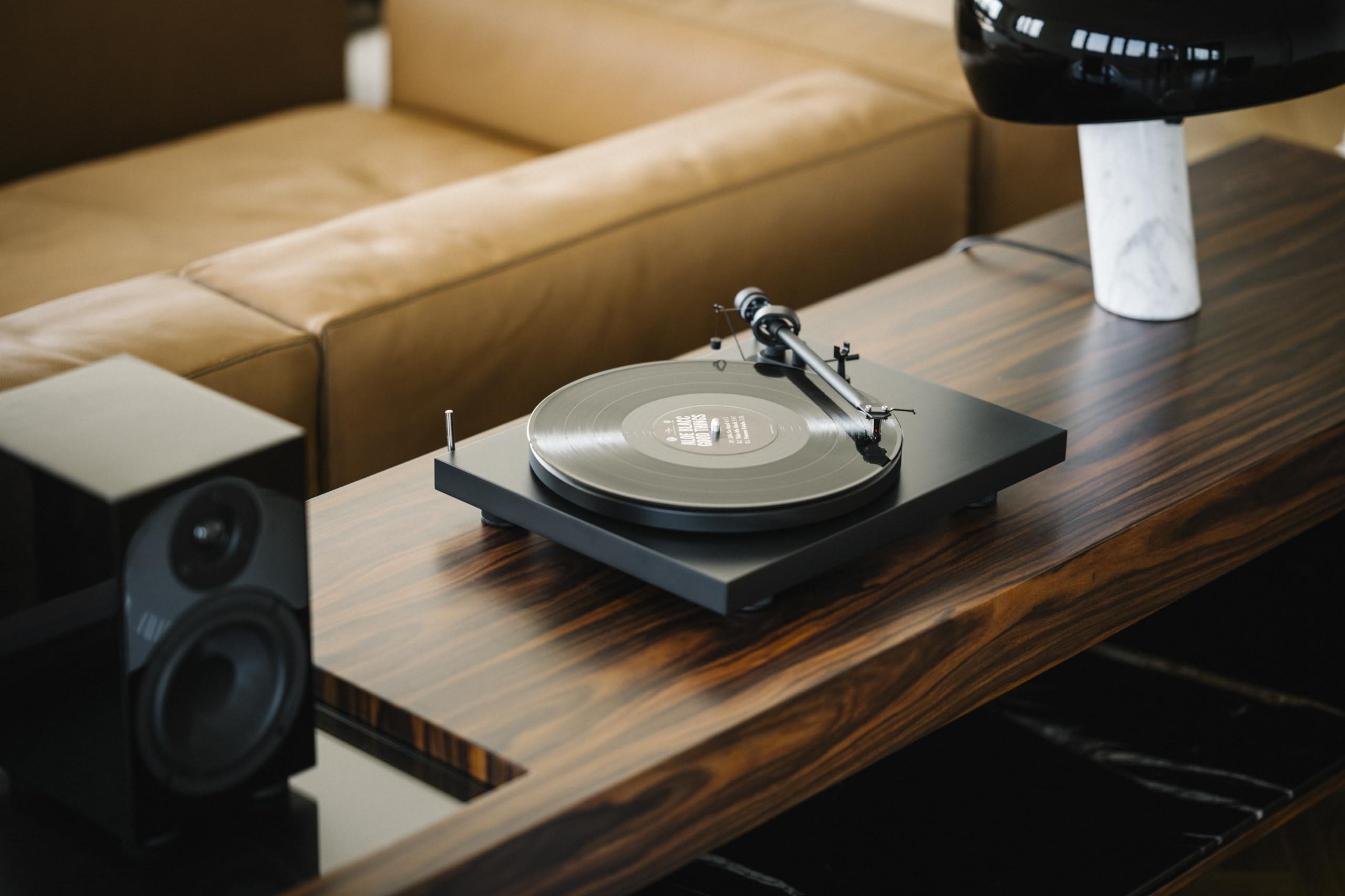 Pro-Ject Debut III Manueller Plattenspieler (MM-Tonabnehmer Ortofon OM 5E, Pro-Ject 8.6 Tonarm) matt-schwarz