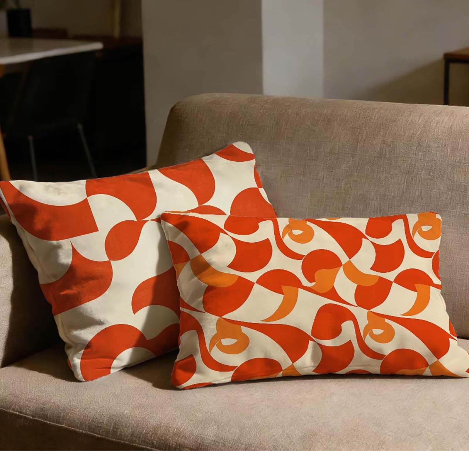 Housse de coussin rouge velours pour sublimer le canape du salon et decorer la maison chaleureuse