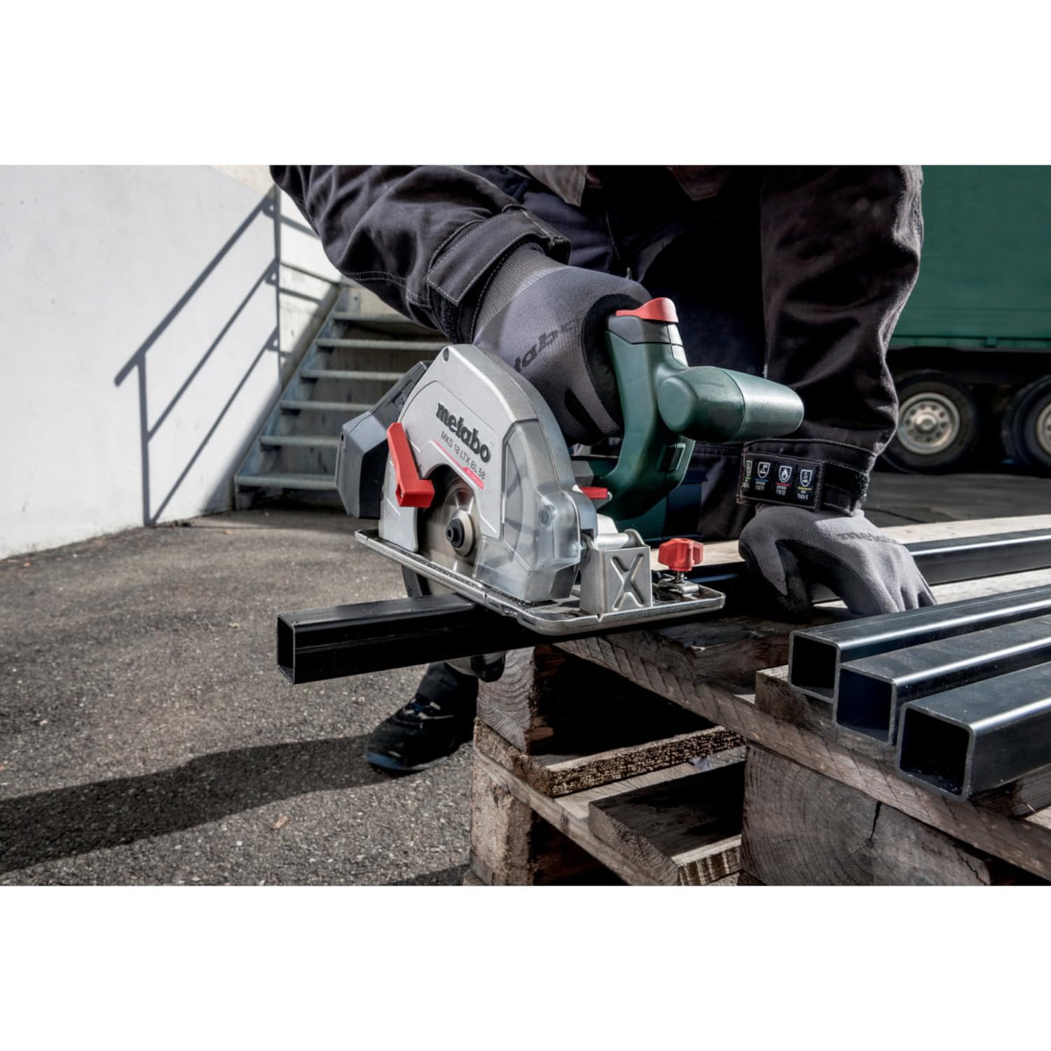 Metabo MKS 18 LTX BL 58 ręczna pilarka tarczowa – w zestawie metaBOX 340 (napięcie akumulatora 18 V, głębokość cięcia 0 – 58 mm, waga 2,8 kg, prędkość obrotowa biegu jałowego 3600/min) 600773840