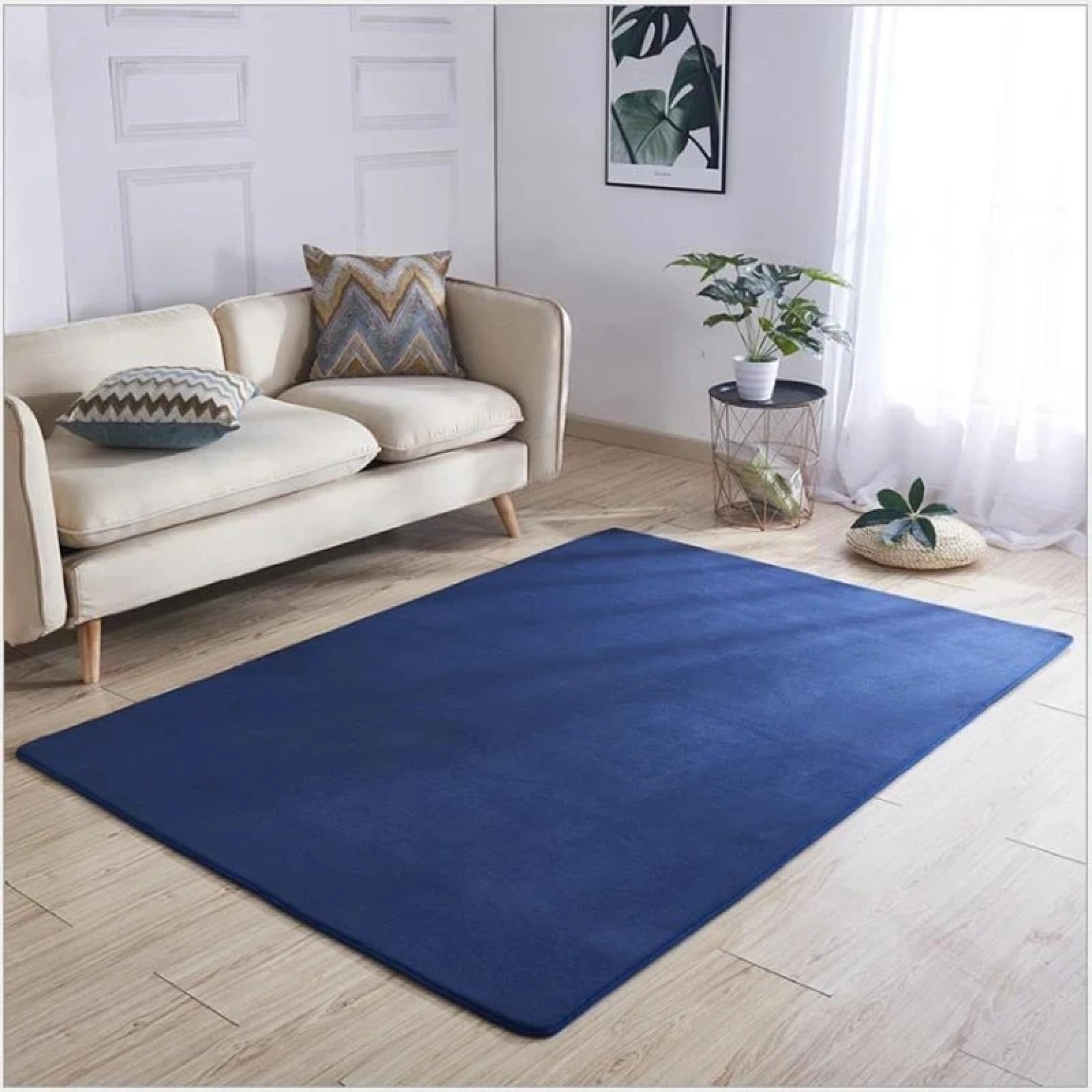 Tapis de salon bleu marine pour habiller l'espace table à thé