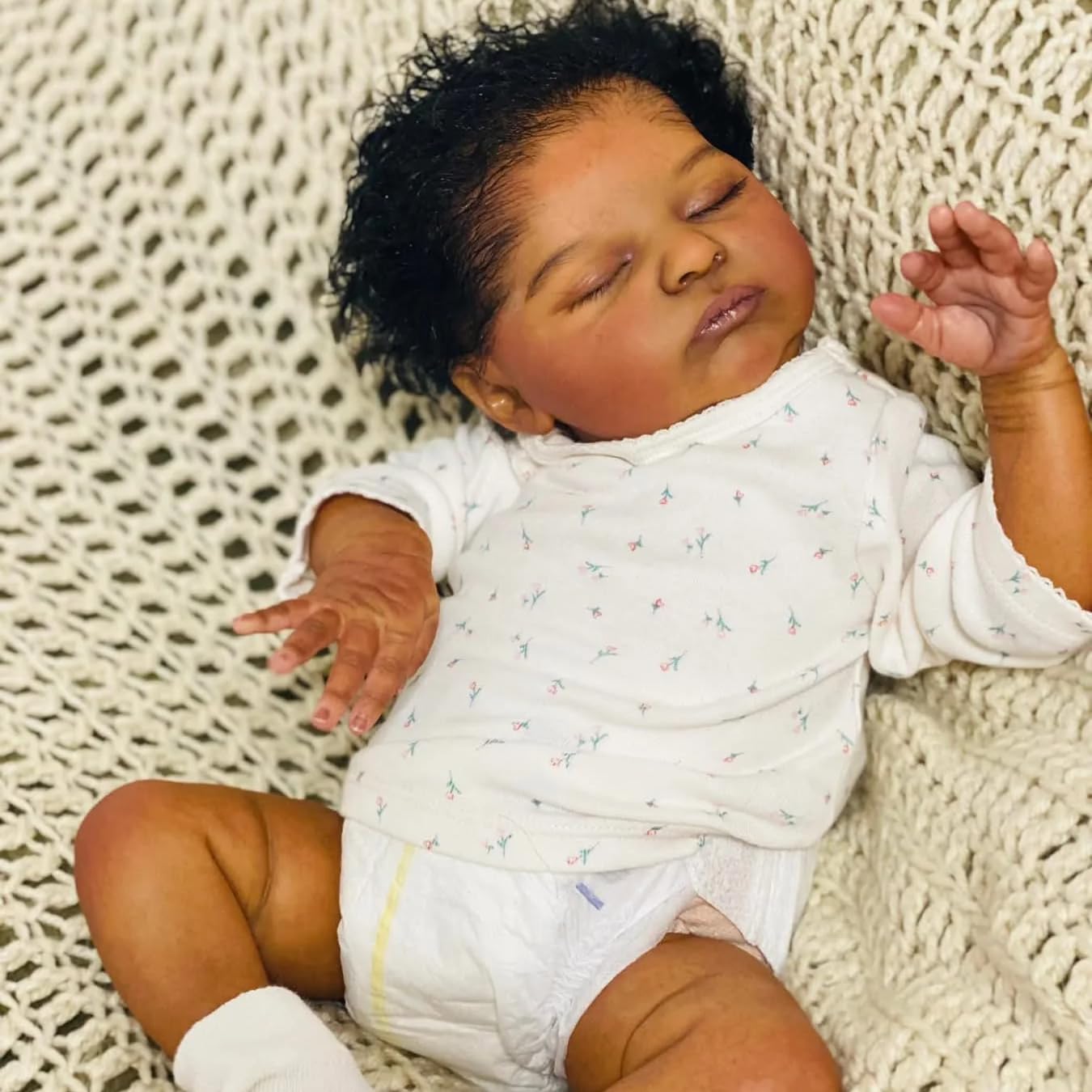 Realistyczne lalki Reborn Baby Dolls z miękkiego materiału, które wyglądają jak prawdziwe śpiące lalki niemowlęce, ciemnobrązowa skóra, miękki winyl, realistyczne lalki noworodka, zabawka