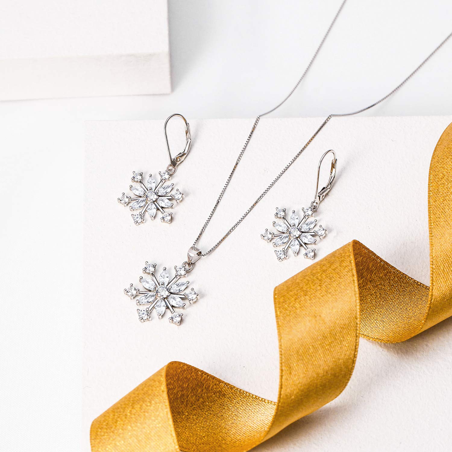 EVER FAITH Fiocco di Neve Jewerly Set Argento Inverno Accessorio Lucente Zircone Fiore Collana Leverback Orecchini Set