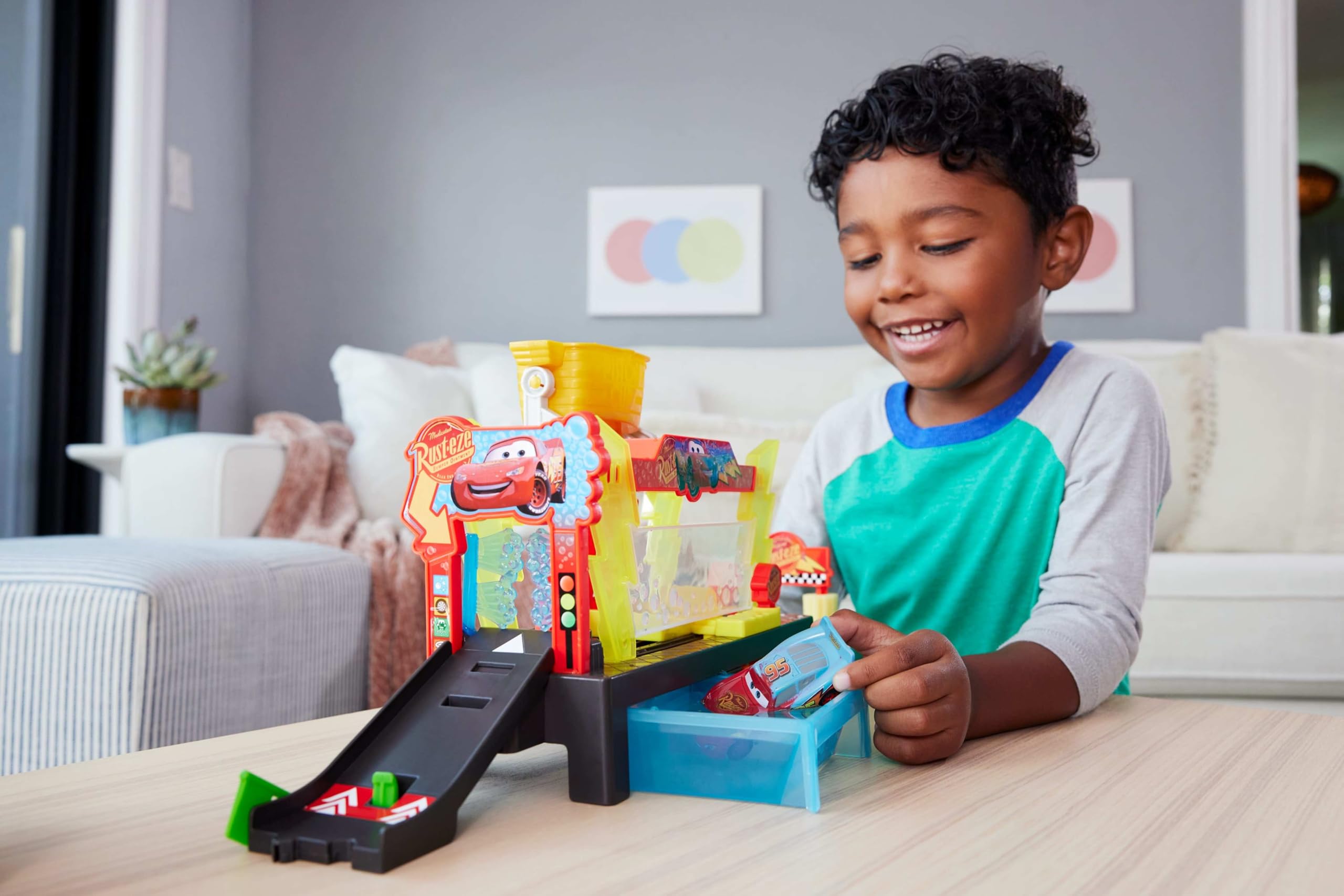 Disney · Pixar Station de Lavage Cars Color Changers Coffret de 51 cm de long avec véhicule Flash McQueen doté d’une fonction de changement de couleur, se connecte à d’autres coffrets, JBM70