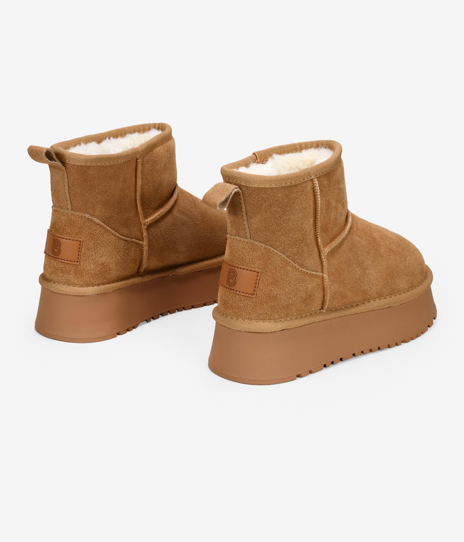 BOSANOVA Botines Estilo Australiano confeccionados en Serraje Piel con caña Media de 12 cm, Detalle de Logo, Forro de Pelo y Suela de Plataforma de 4.5 cm. Sin Cierre. Calzado para Mujer