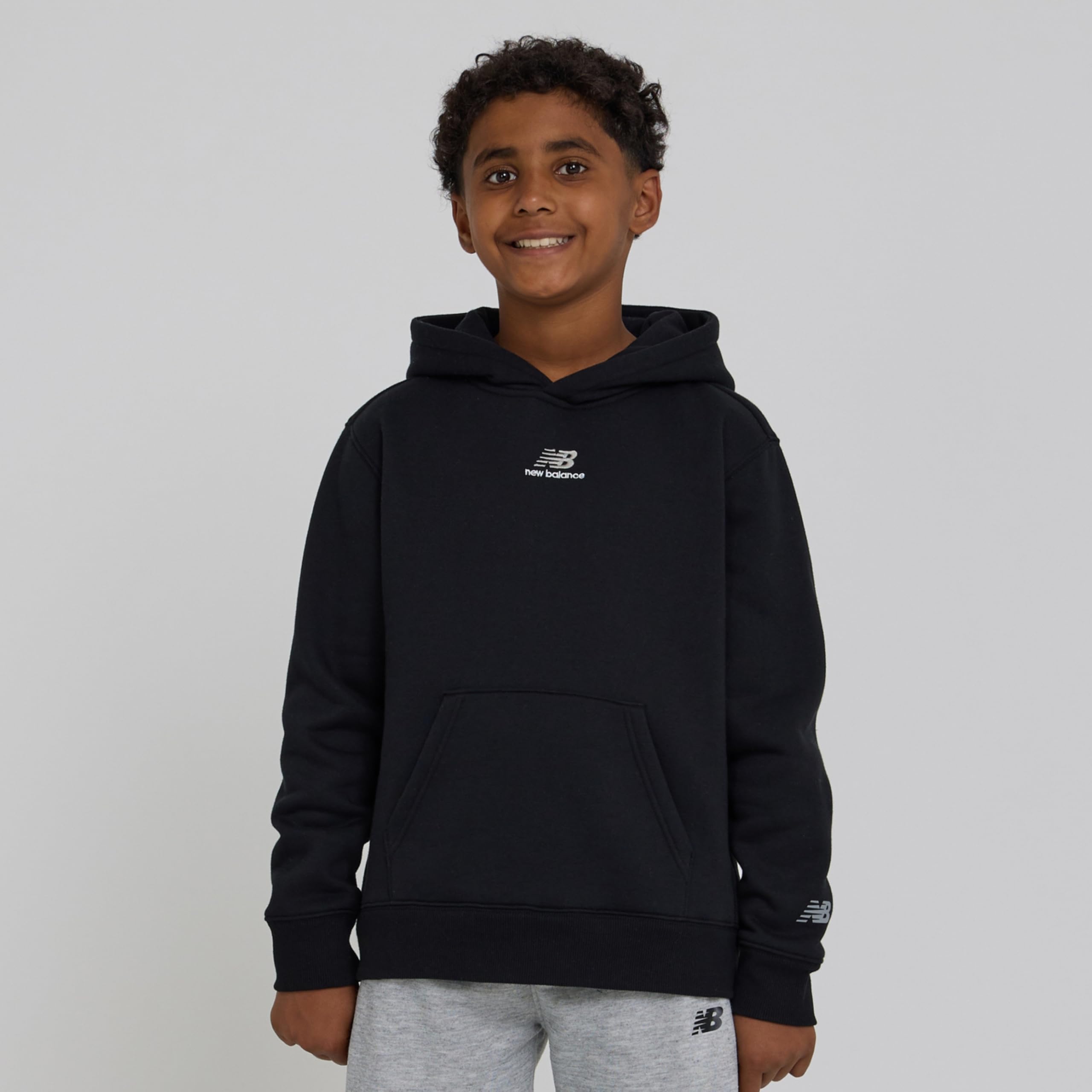 New Balance Sudadera clásica con capucha para niños, cómoda mezcla de algodón y forro polar, tallas 4-20