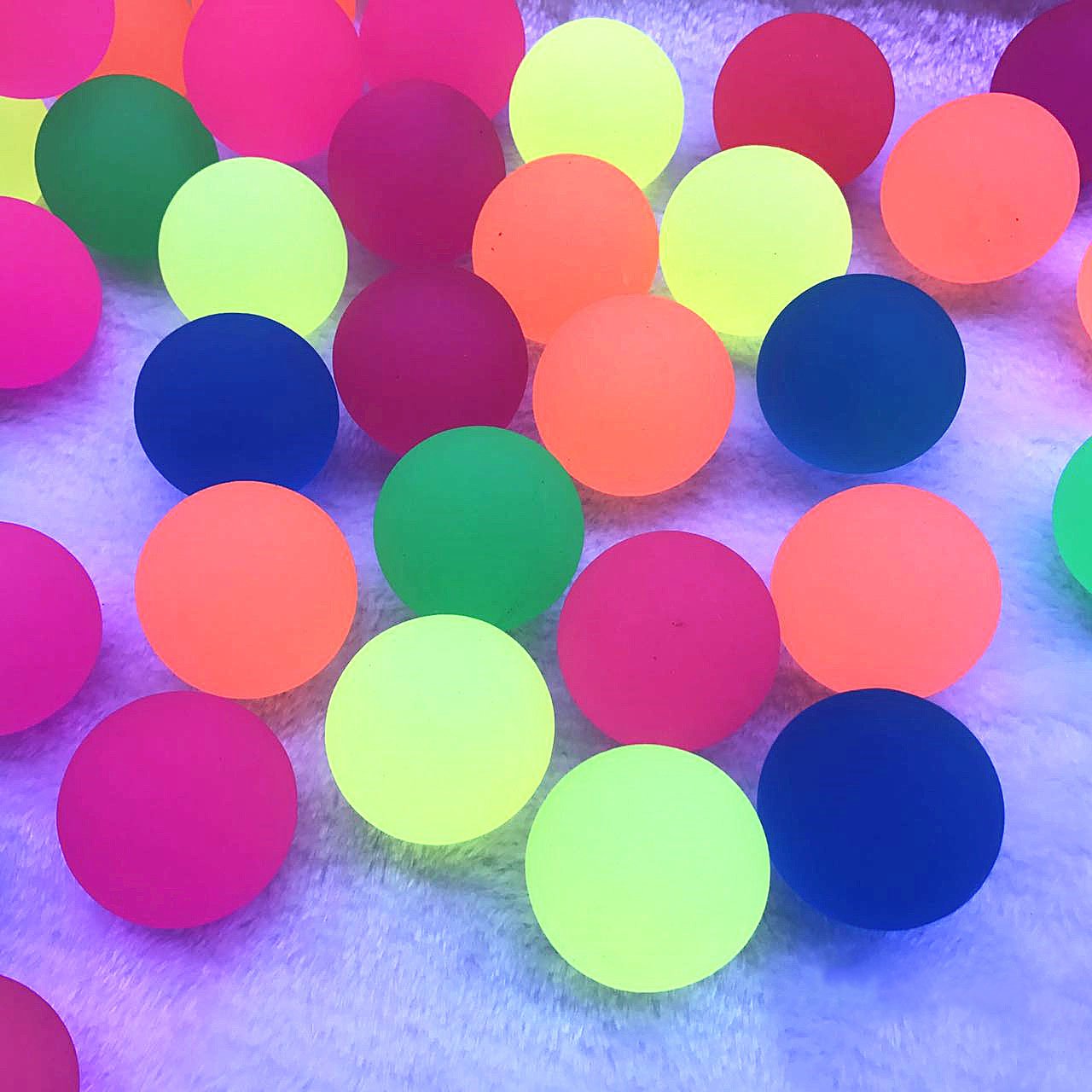 Paquete de 100 bolas rebotantes, colores surtidos, bolas de rebote de color sólido para jugar y premiar a los niños 7