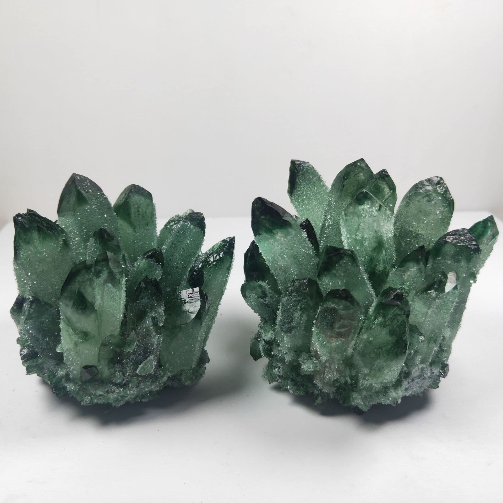 Cristal naturel brut Décoration de la maison 300-400g Grappe de cristaux de quartz vert naturel Cristaux de guérison Spécimen de pierres précieuses brutes for la décoration de la maison et du bureau P