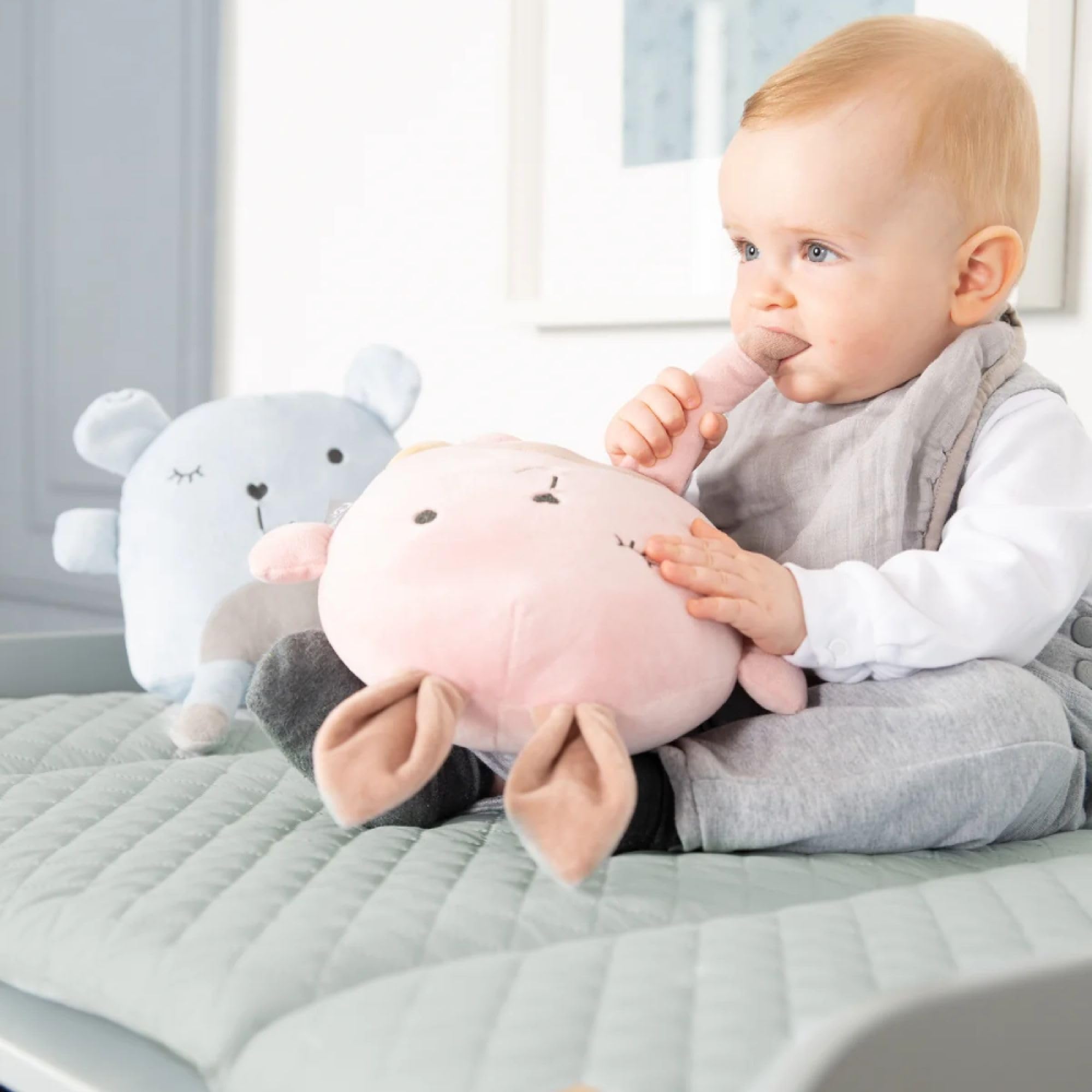 roba Wickelauflage soft roba Style - 85 x 75 cm - Wickeltischauflage abwaschbar - Baby Wickelunterlage mit Hasen Motiv - Lil Cutie Lily - Frosty Green