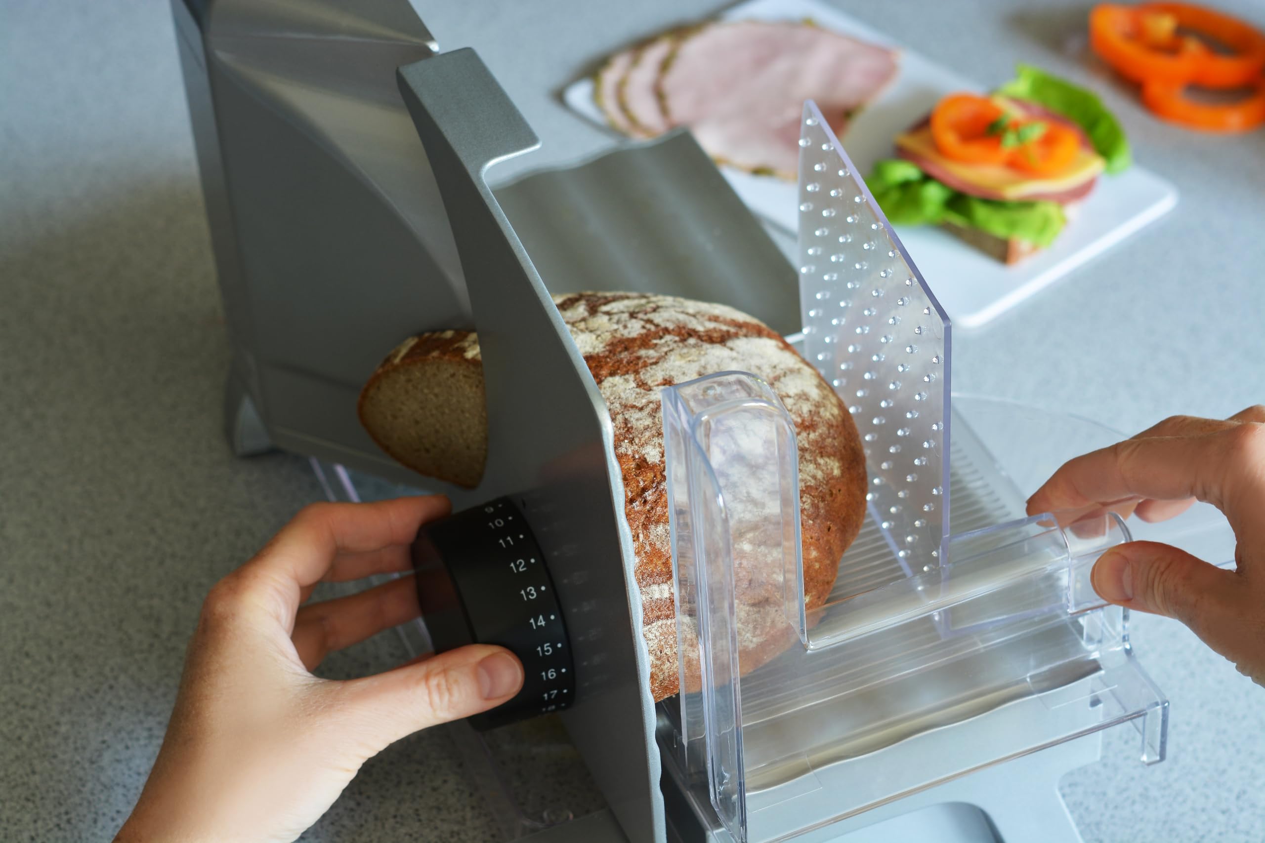 BLAUPUNKT – Allesschneider Elektrisch - Brotschneidemaschine – Aufschnittmaschine – Präzises Schneiden von Brot, Käse und Wurst, 17cm Edelstahlmesser, 0–20mm Schnittstärke, Aluminium-Basis – FMS501