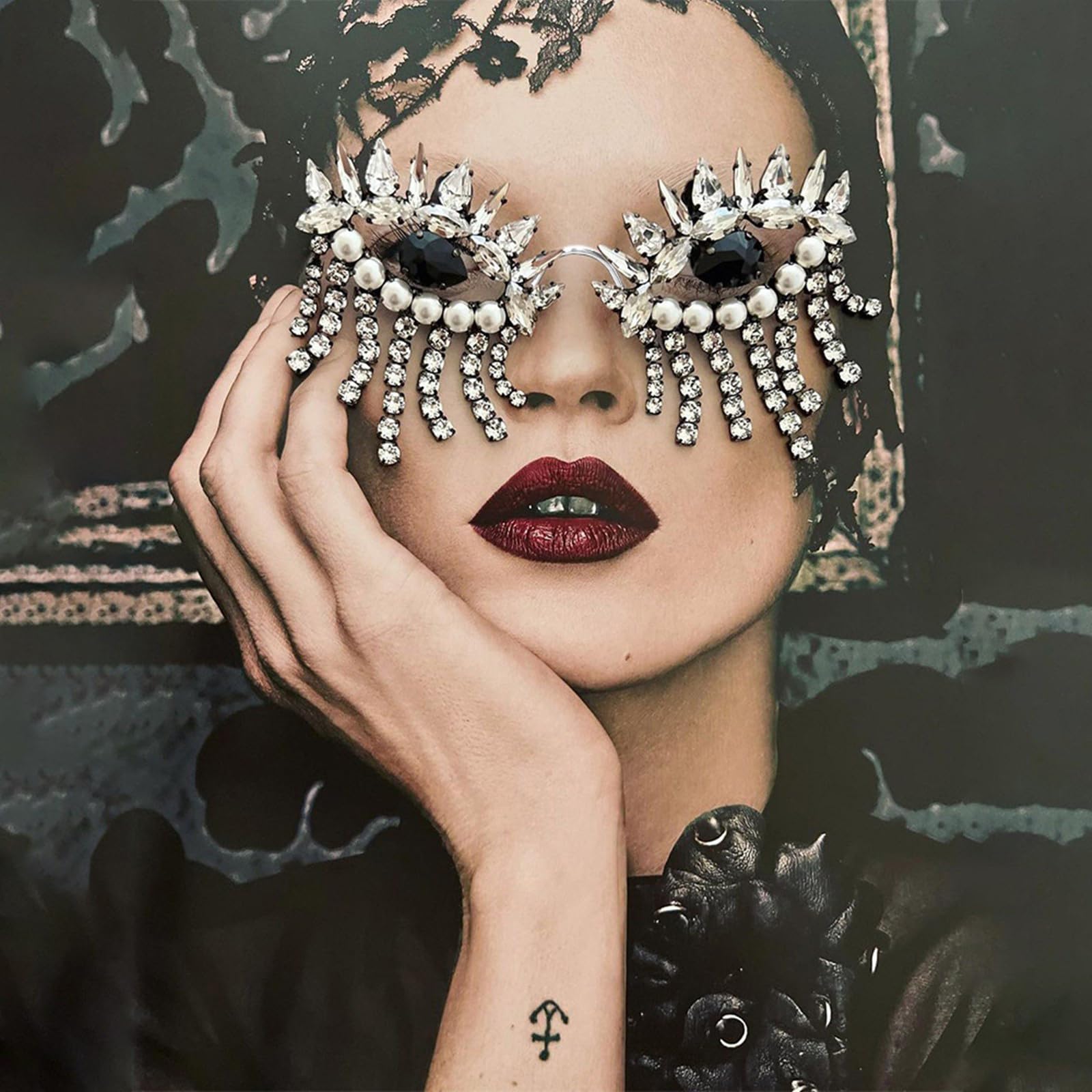 Auffällige Anhängerbrille mit übertriebenem Diamantdetail, Perfekter Gesichtsschmuck für Verschiedene Gesichtsformen und Anlässe, modisches Brillenzubehör