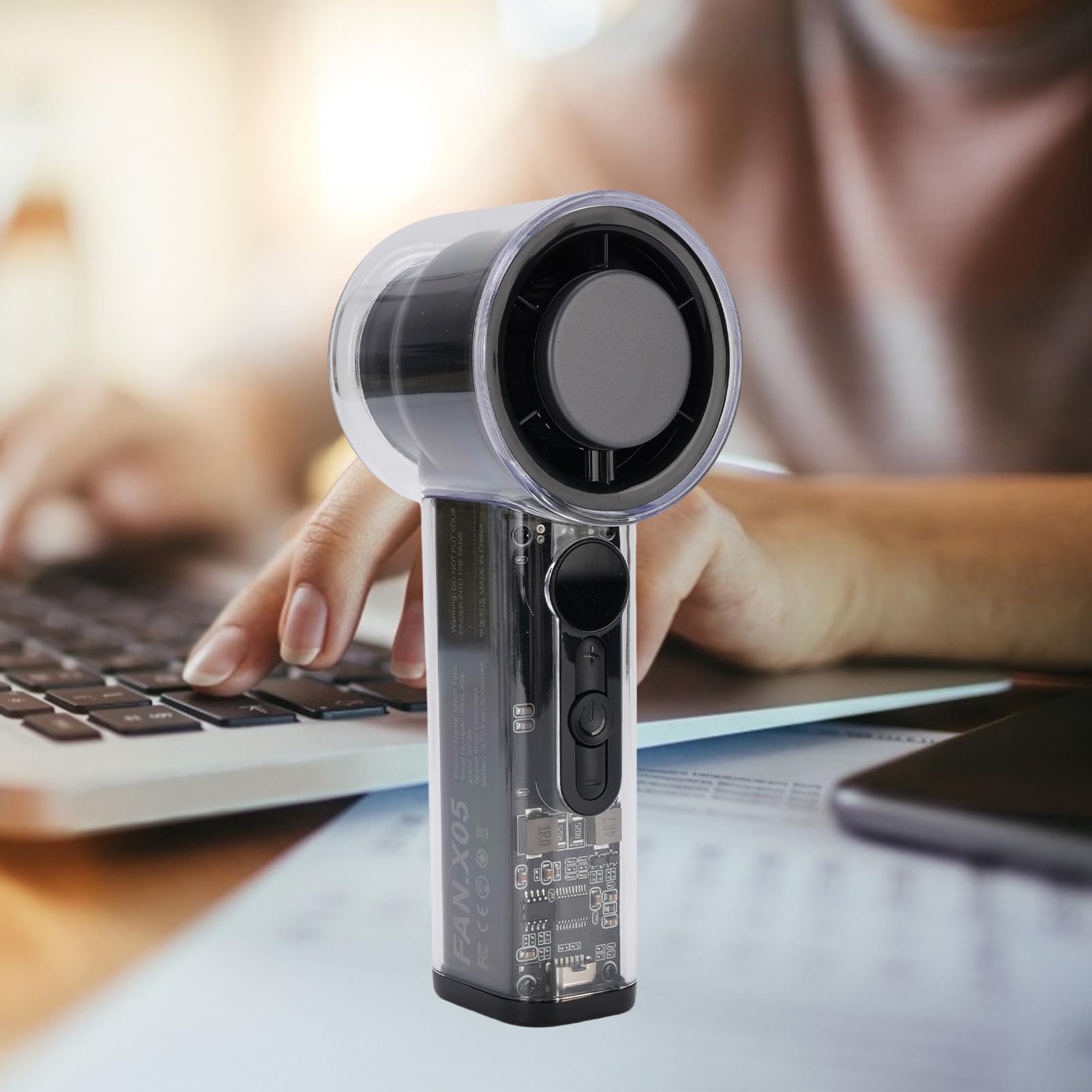 Sorandy Ventilador Portátil Handheld, Handheld Mini Fan 100 Velocidad Ajuste sin Paso Refrigeramiento con Pantalla Digital y Cordón para el Campamento de la Playa de Viajes (BLACK)