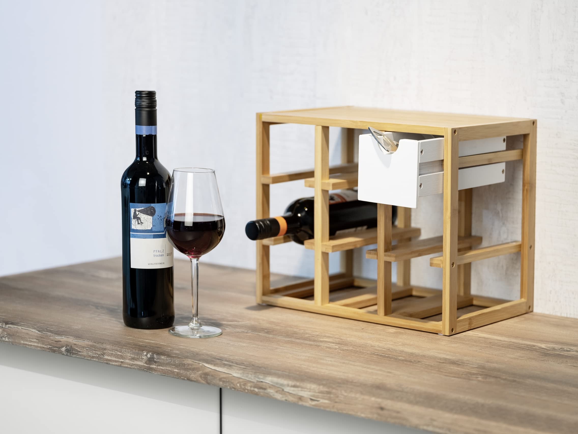 WENKO Étagère à vin Finja, étagère pouvant accueillir jusqu'à 8 Bouteilles, avec tiroir intégré pour Tire-Bouchon, verseur-verseur et Serviettes, en Bambou Naturel/MDF, 33,5x29x24 cm, Nature/Blanc