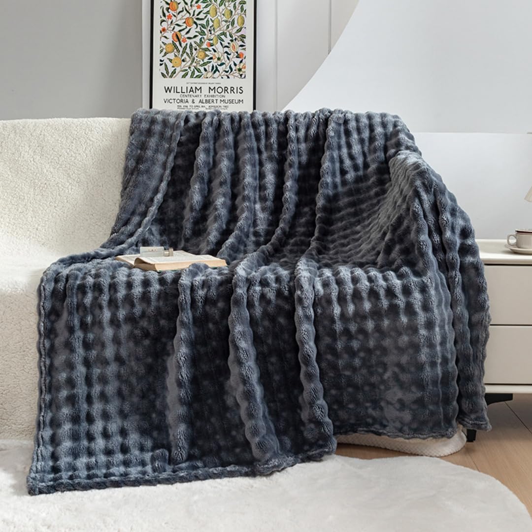 Plaid tout doux gris foncé pour vos soirées cocooning sur le canapé