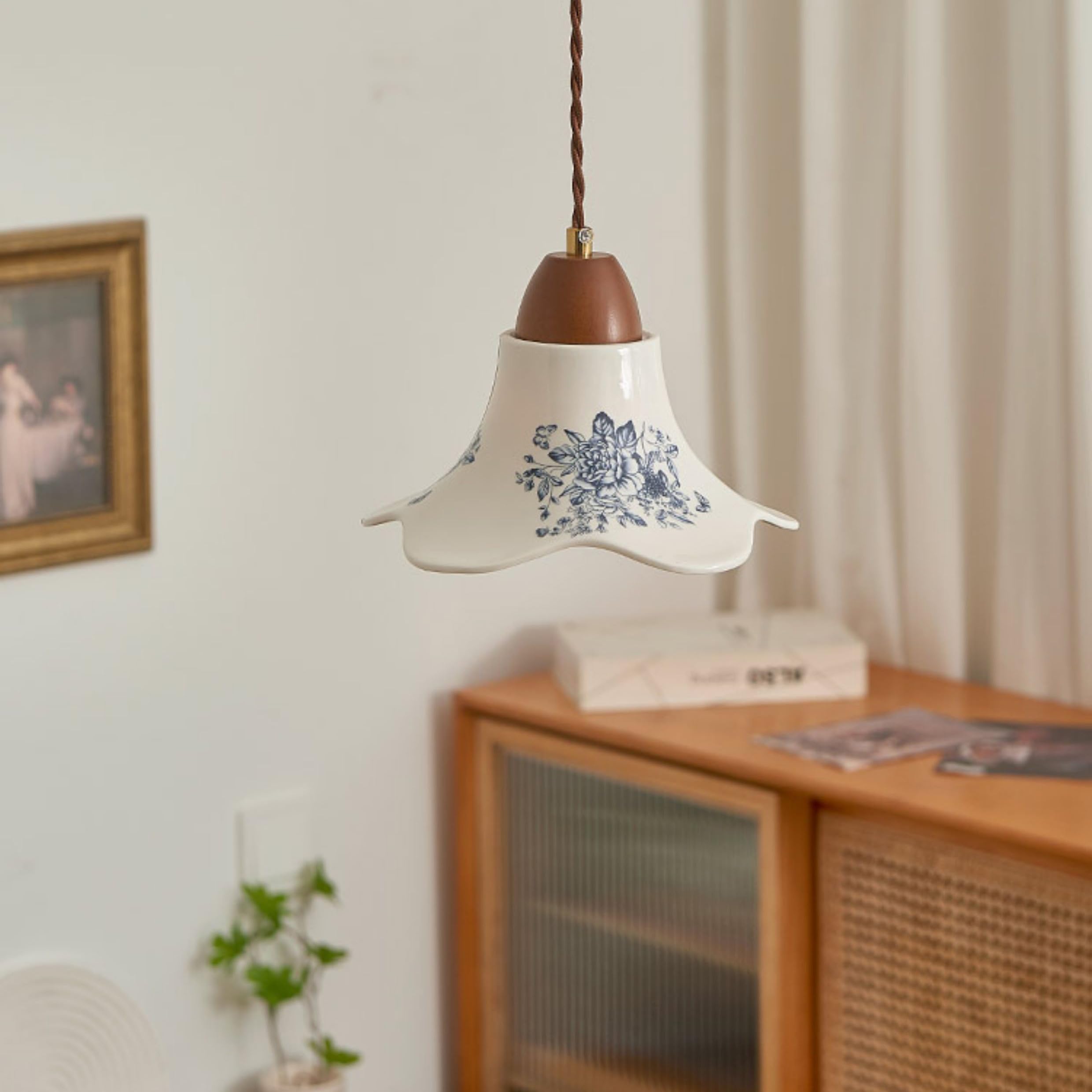 Zawieszenie w stylu vintage z niebieskiej i białej porcelany, z drewnianą podstawą i dekoracyjnym kloszem w kształcie kwiatu. Żyrandol z regulacją wysokości, idealny do sypialni, jadalni