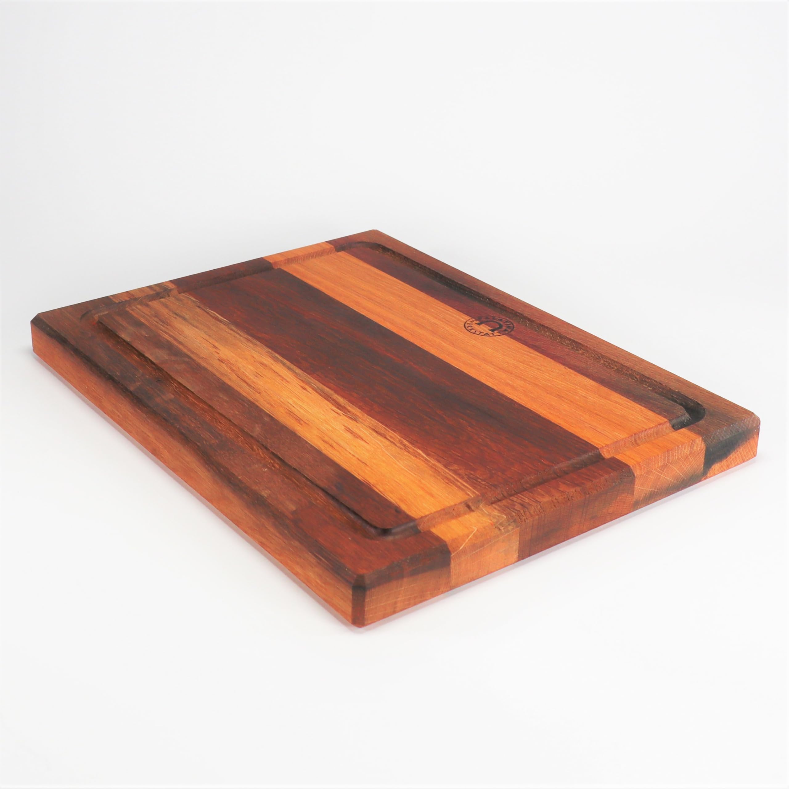 Palatina Werkstatt ® Schneidebrett, Küchenbrett mit umlaufender Saftrille 40x30 cm aus altem Fassholz (Eiche) von Hand gefertigt, robust und klingenschonend.