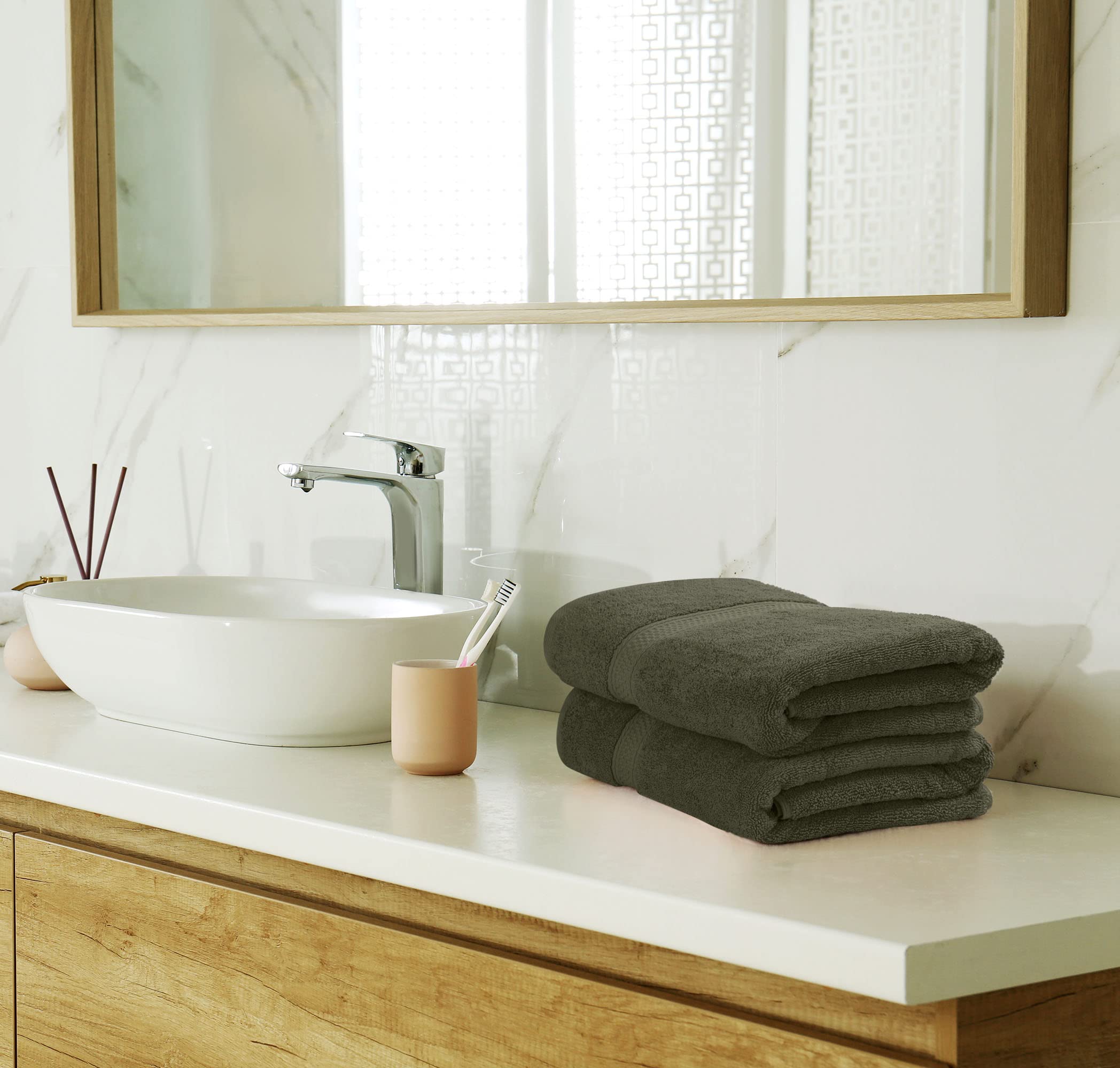 Utopia, Set di 8 asciugamani composto da 2 teli bagno, 2 ospiti e 4 lavette, in 100% cotone filato ad anelli da 600 g/m², altamente assorbenti, per bagno, palestra, hotel e spa (verde oliva opaco)