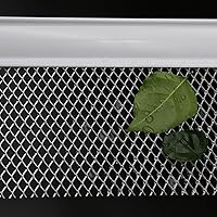 Vista 3 de Carligo Protector de canalón, cubiertas de canalón de filtro de hojas, rollo de pantalla de aluminio de 5 pulgadas x 42.5 pies para filtro