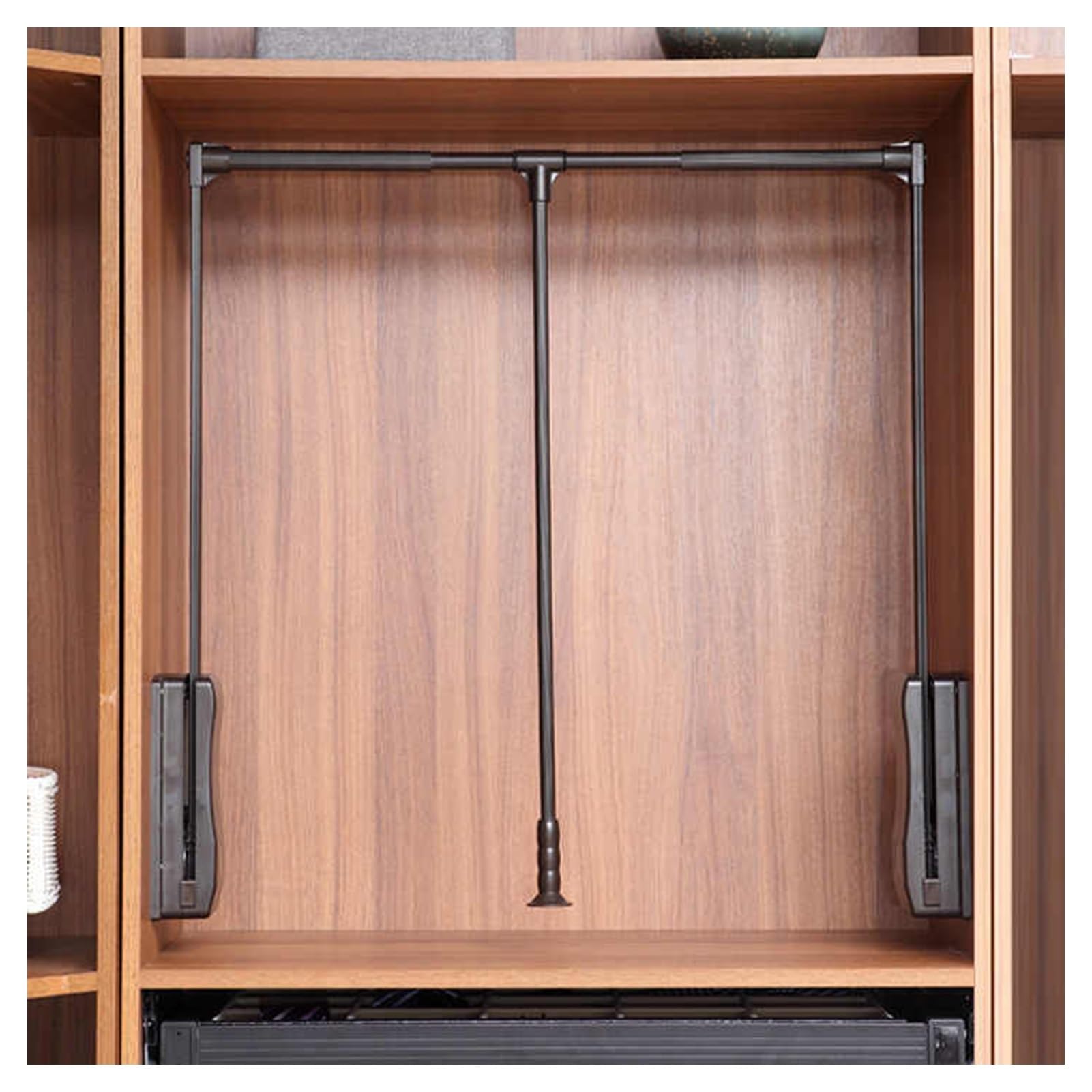 Tringle de penderie réglable pour armoire haute afin d'éviter les efforts inutiles
