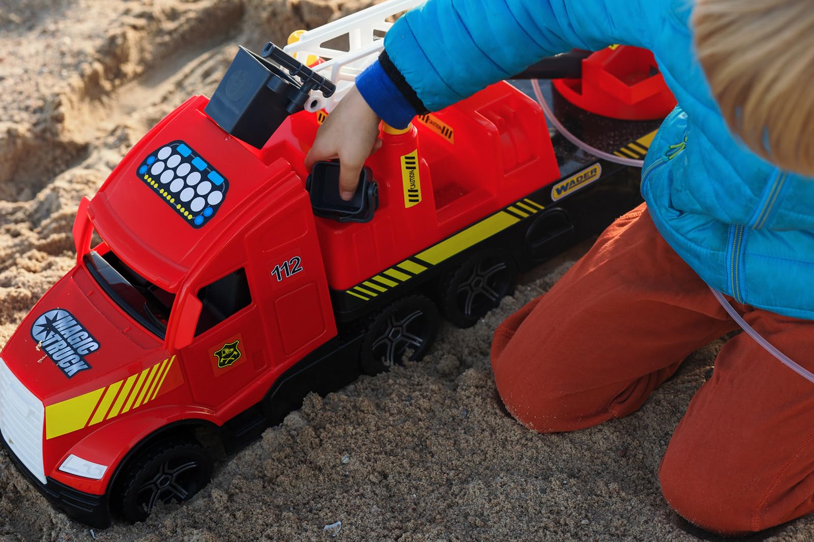 Wader 36221 - Magic Truck Feuerwehr mit ausziehbarer Leiter, Wasserspritze und leuchtenden Scheinwerfern, Größe ca. 79 cm, für Kinder ab 3 Jahren, Geschenk für kreatives Spielen