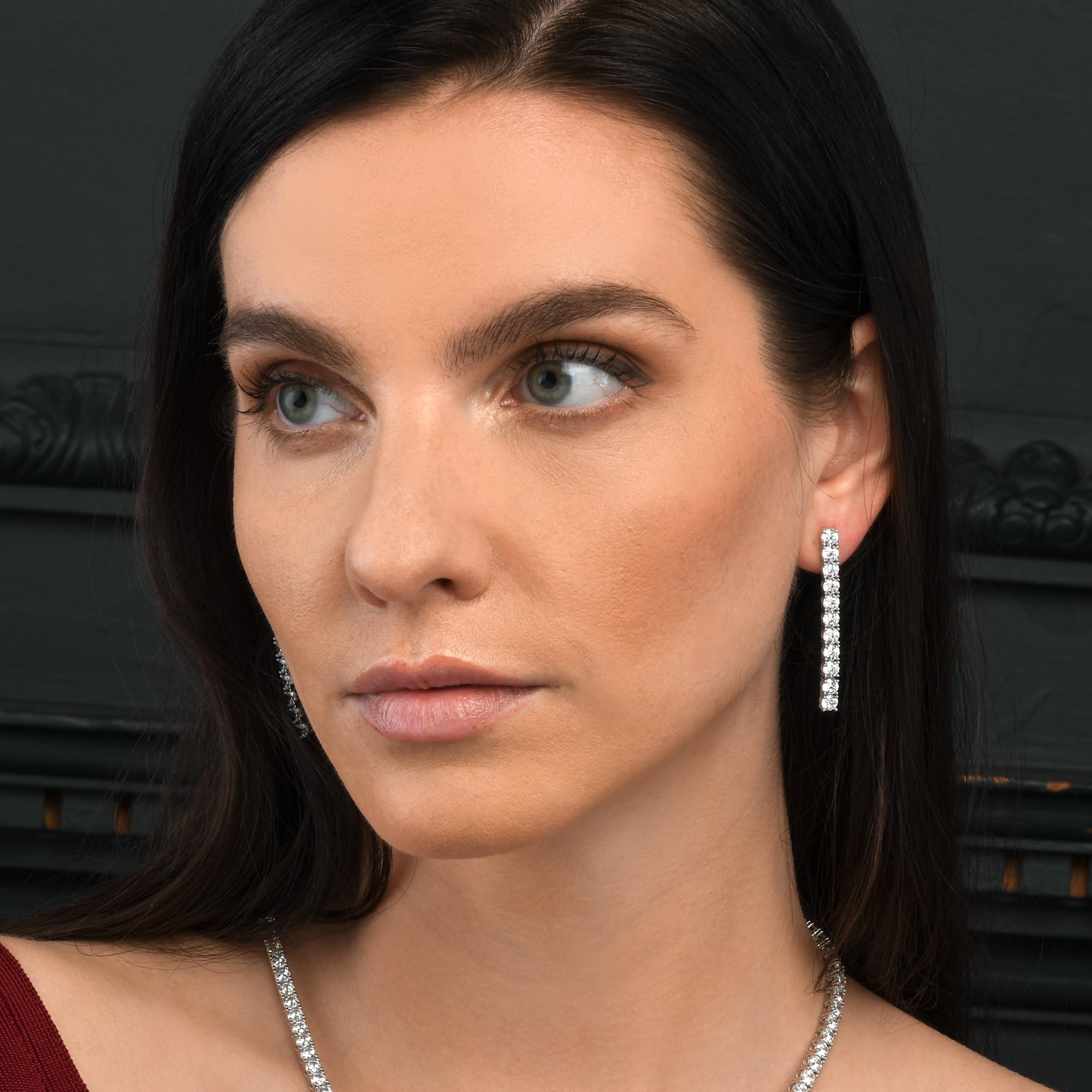 Diamond Treats Lange Ohrringe für Damen in 925 Sterling Silber, Lange Ohrringe für Frauen mit Cubic Zirkonia Steinen, Elegante Ohrringe mit Steinen in einer Linie, 925 Sterling Silber