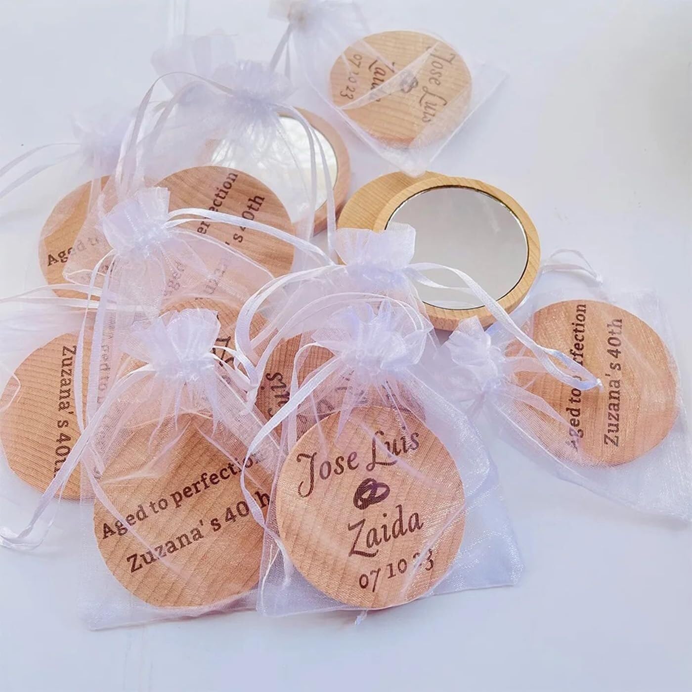 Espejo De Bolsillo De Madera Personalizado con Diseño De Flores Dibujadas A Mano Y Nombre Personalizado, Compacto Redondo Portátil Grabado, For El Día De La Madre(70pcs)