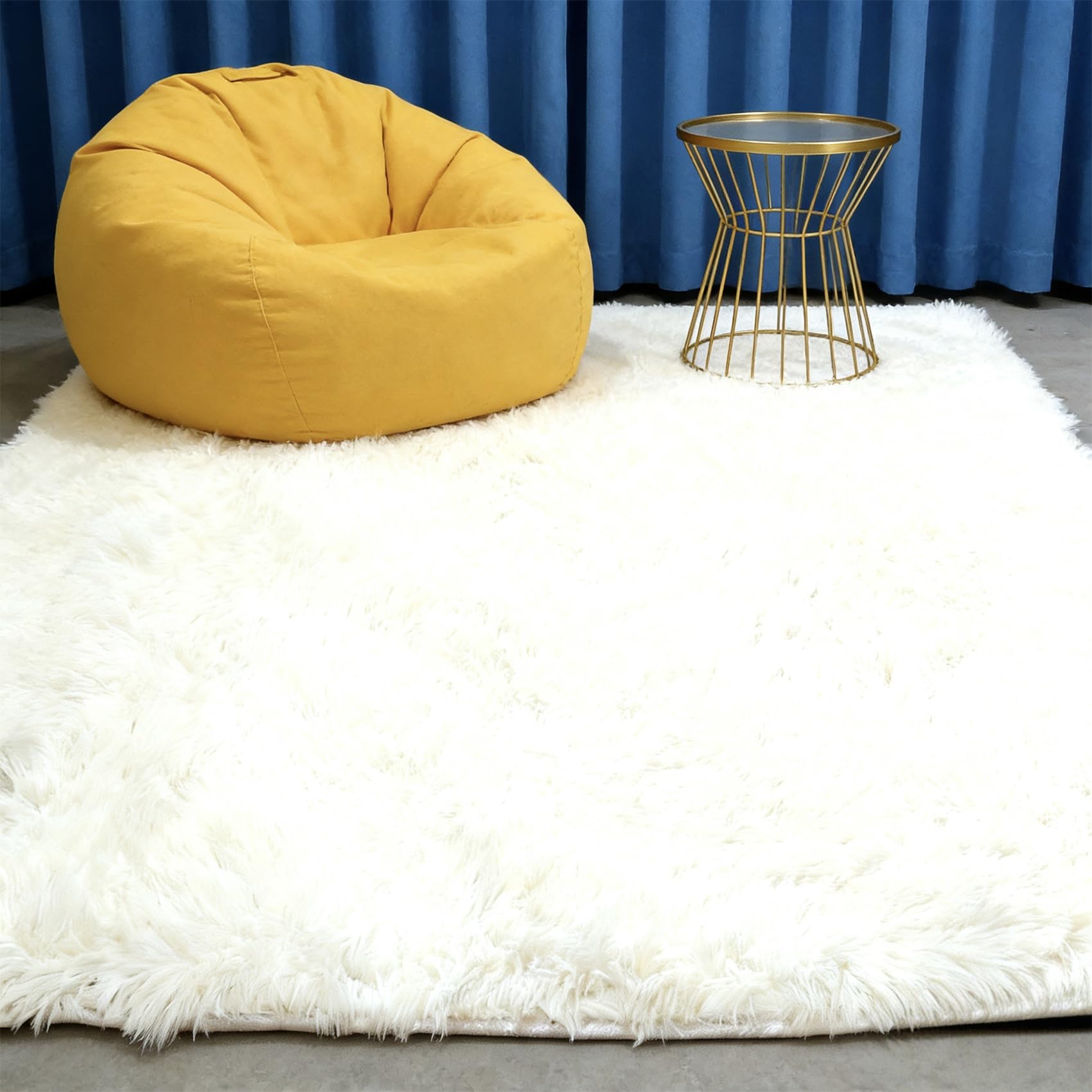 Tapis de salon shaggy blanc pour réchauffer l'ambiance de votre bureau ou couloir