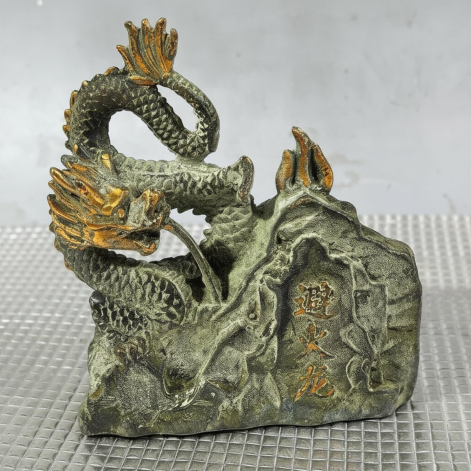 Drachenfigur mit Steinsockel kompakt kleine Drachenfigur kompakt Drachenstatue für Drachenliebhaber, Sammler, Wohnzimmer