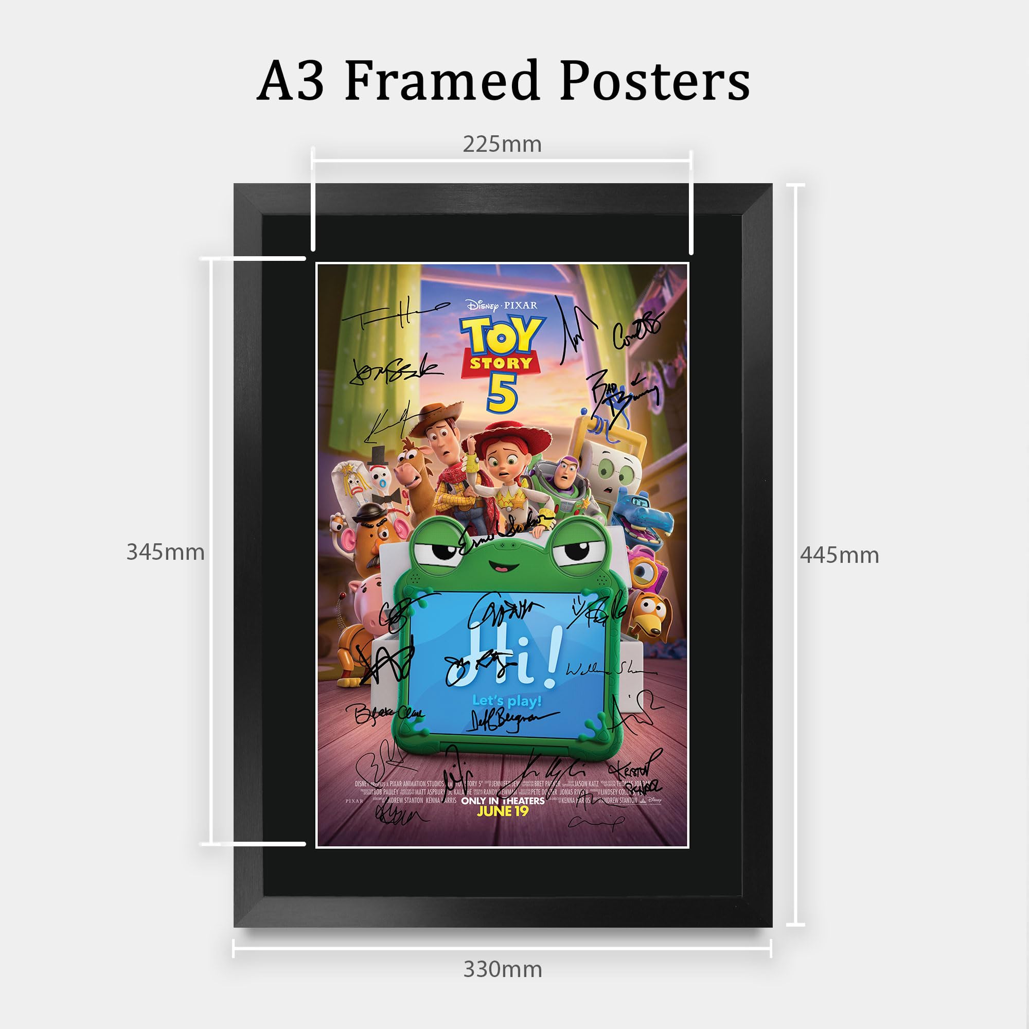 HWC Trading Toy Story 5 Tom Hanks Geschenke Geduckter Poster Signiertes Autogramm Foto für Fans von Film Memorabilien - A3 Gerahmt (ID-010011)
