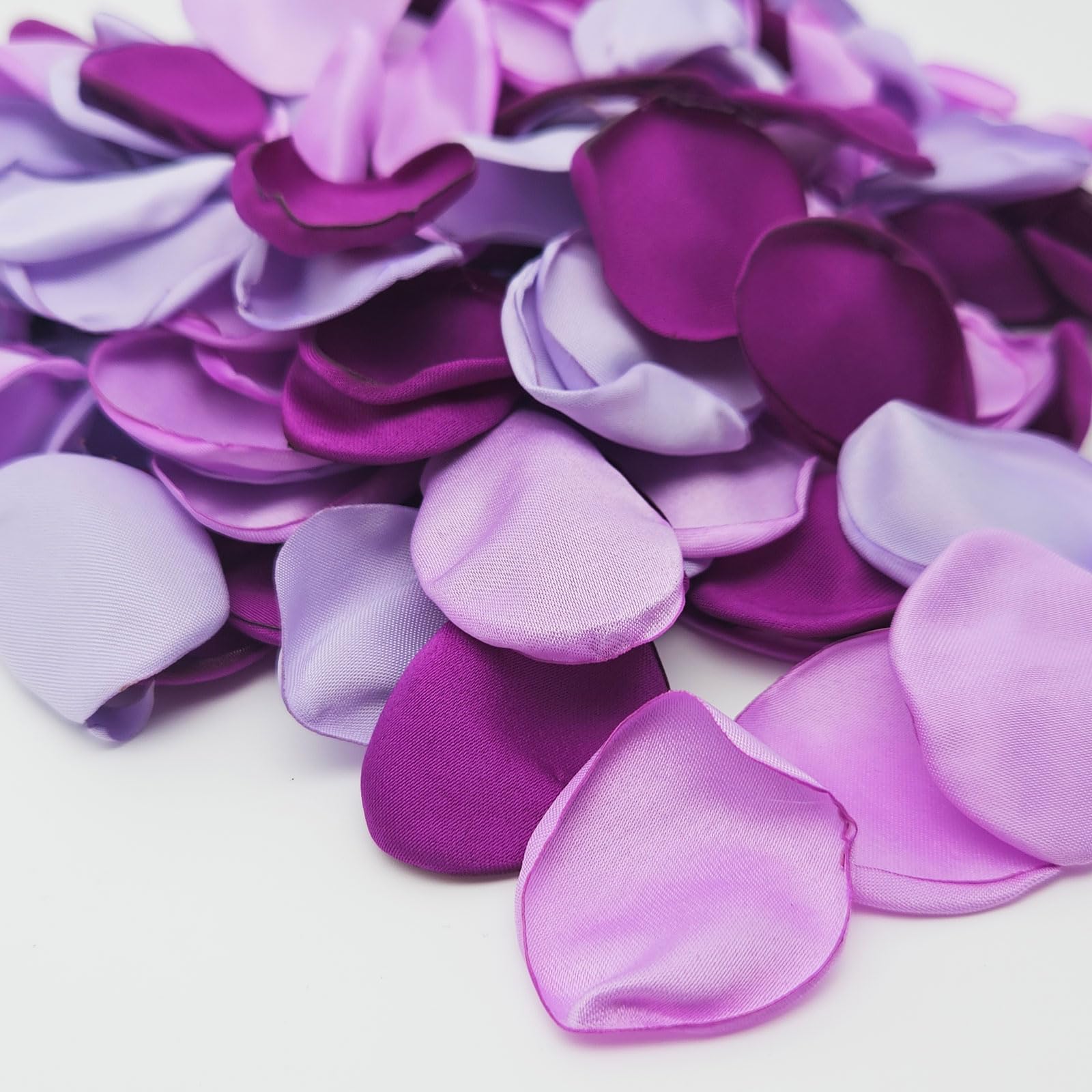 Pétales de rose en soie pour une nuit romantique et décoration de table de mariage