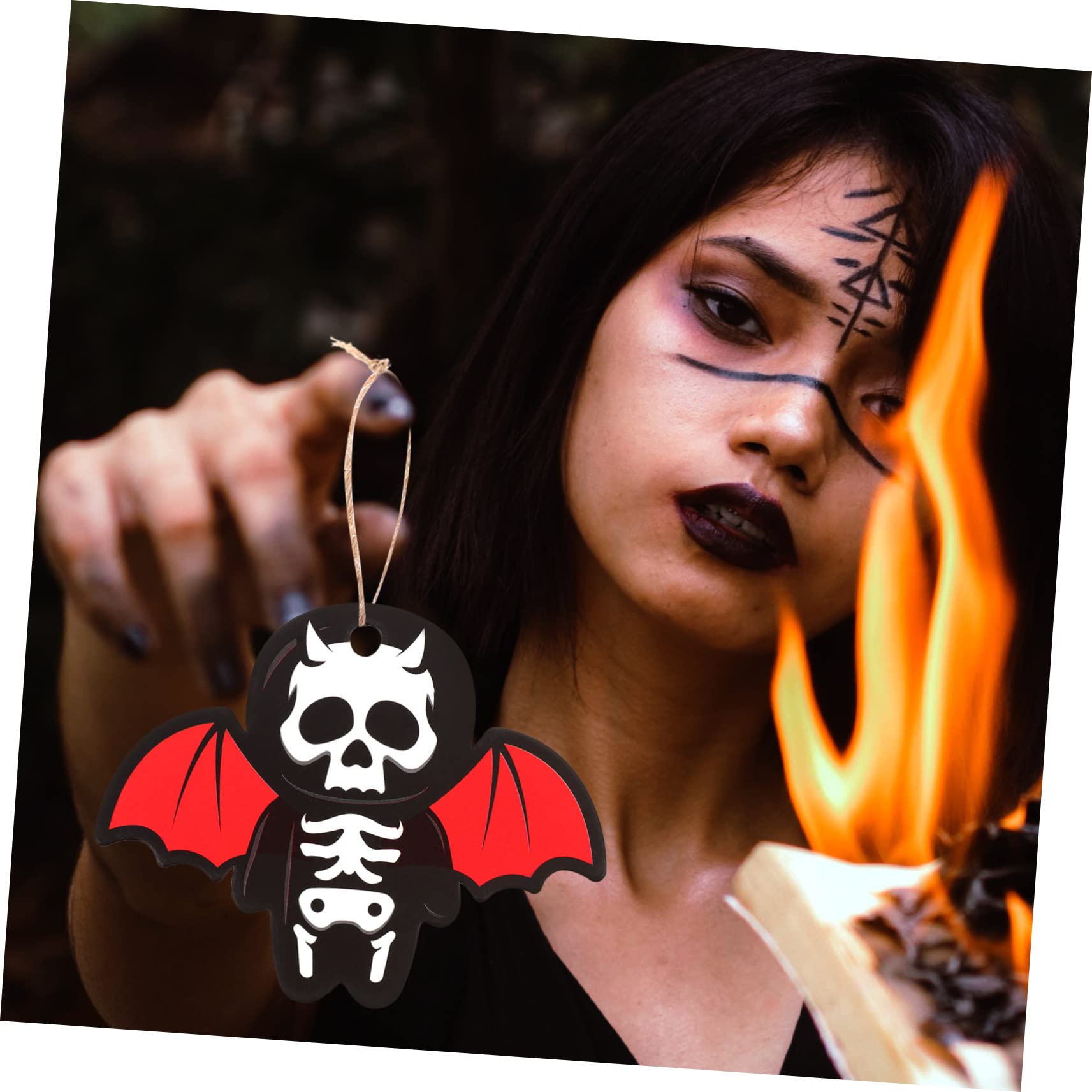 Cabilock 5 Sätze Fledermaus Anhänger Deko Zubehör Fledermäuse Halloween Spinnen Deko Aufkleber Halloween Mini Skelette Trick Or Treat Hängeetikett 100 Stück * 5