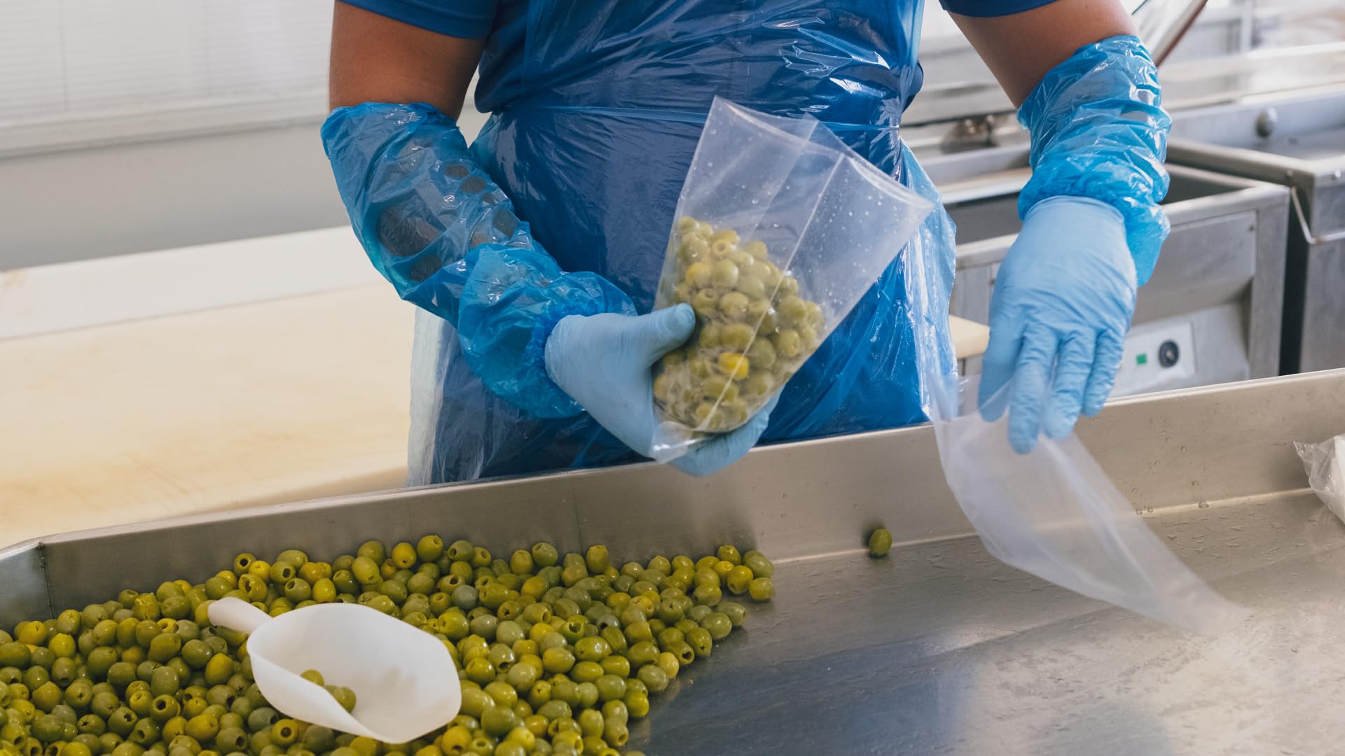 Terramia Olive Verdi Denocciolate Condite con Aromi Secchi e Olio EVO – Prodotto Artigianale da Azienda Premiata Ercole Olivario e Monna Oliva, Formato Scorta 2kg (4 Buste x 500g)